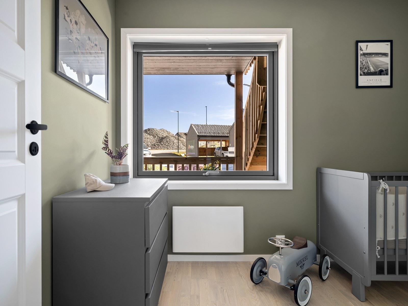 Soverom 2 er pent med plass til seng og komode. Galleribilde