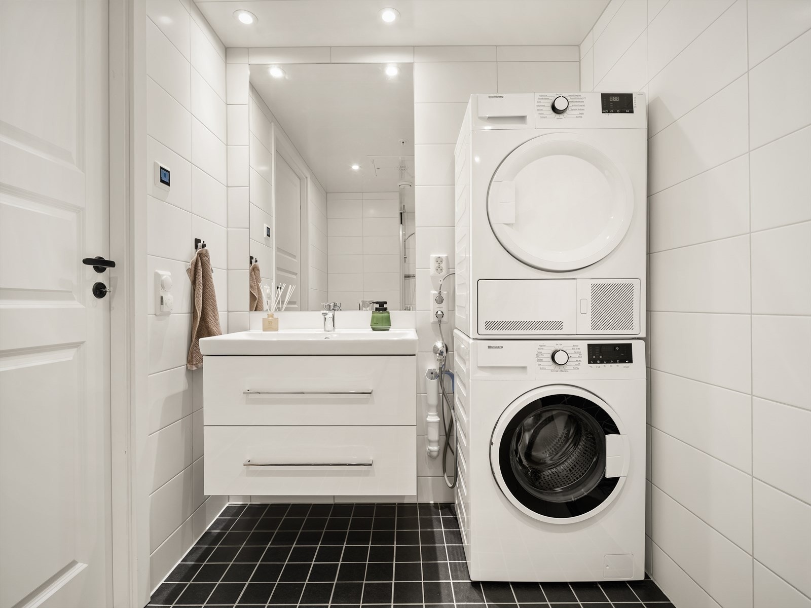 Badet er utstyrt med vegghengt toalett, servant med innredning fra Alterna og dusjløsning med dusjdør. Det er opplegg for vaskemaskin og tørketrommel. Galleribilde