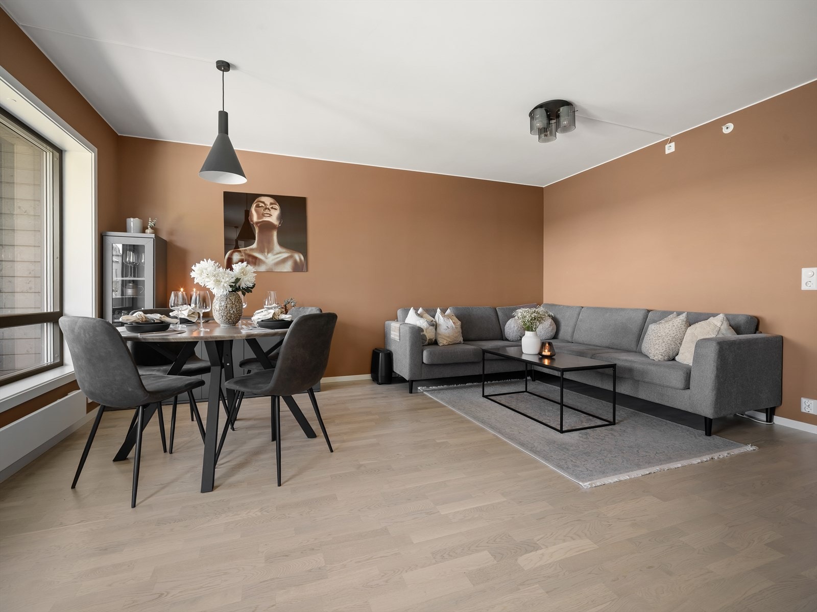 Stuen har en åpen og romslig utforming med god plass til både sittegruppe og spiseplass. Galleribilde