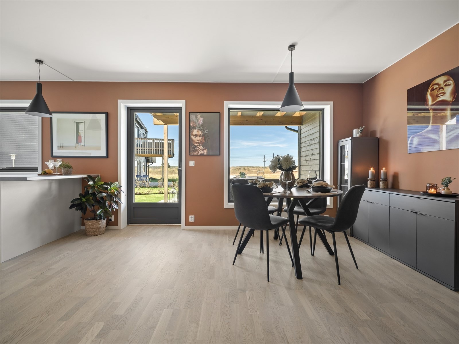 Leiligheten har ca. 71 m² bruksareal og en funksjonell planløsning med to soverom og åpen stue. Foto Creative Galleribilde