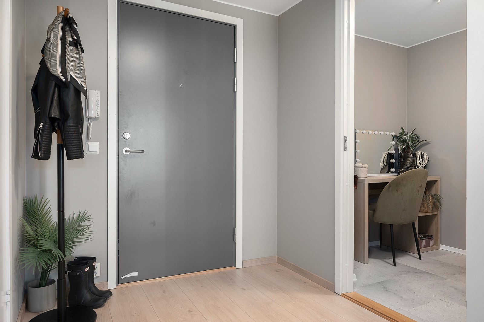 Entré med adkomst til bod/kontor Galleribilde