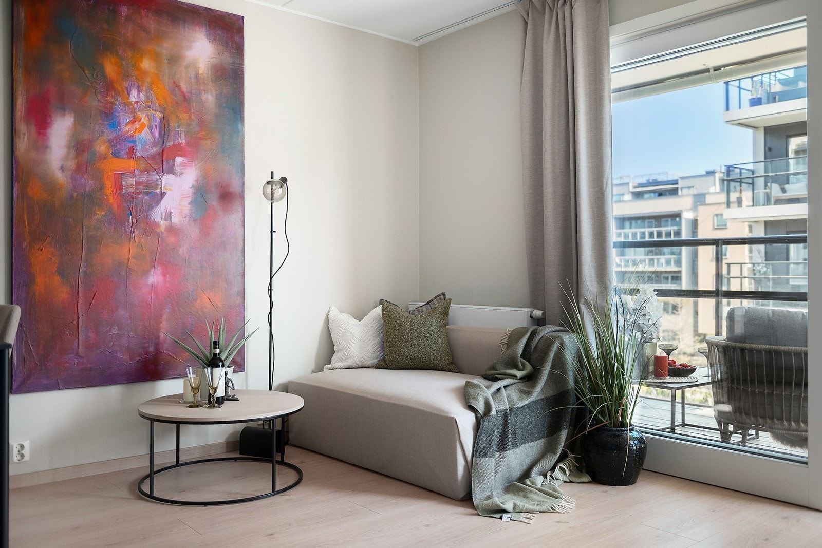 Store vindusflater som slipper inn rikelig med naturlig lys Galleribilde