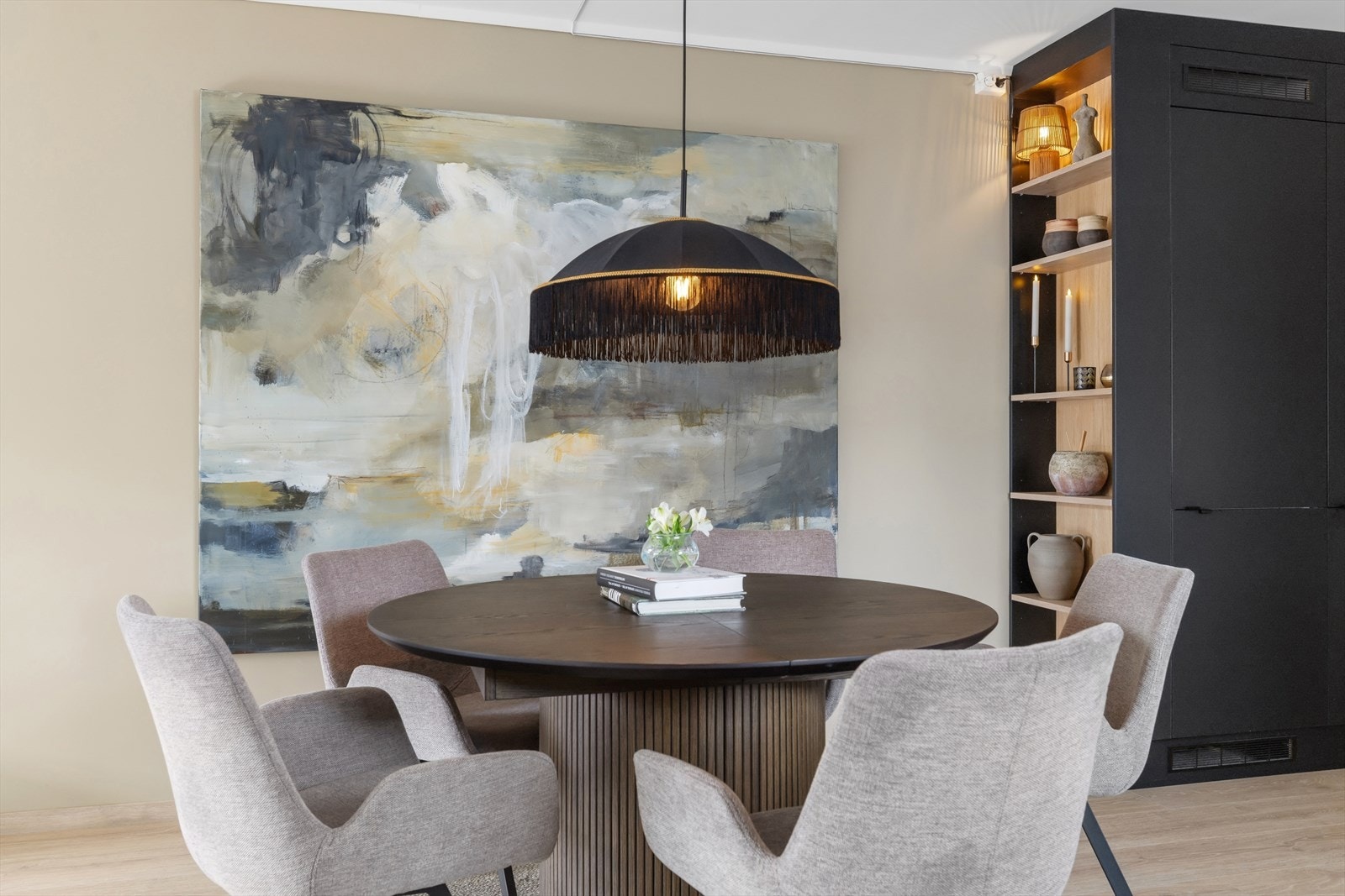 Spiseplassen er en naturlig del av den åpne sonen, perfekt for måltider og sosialt samvær. Galleribilde