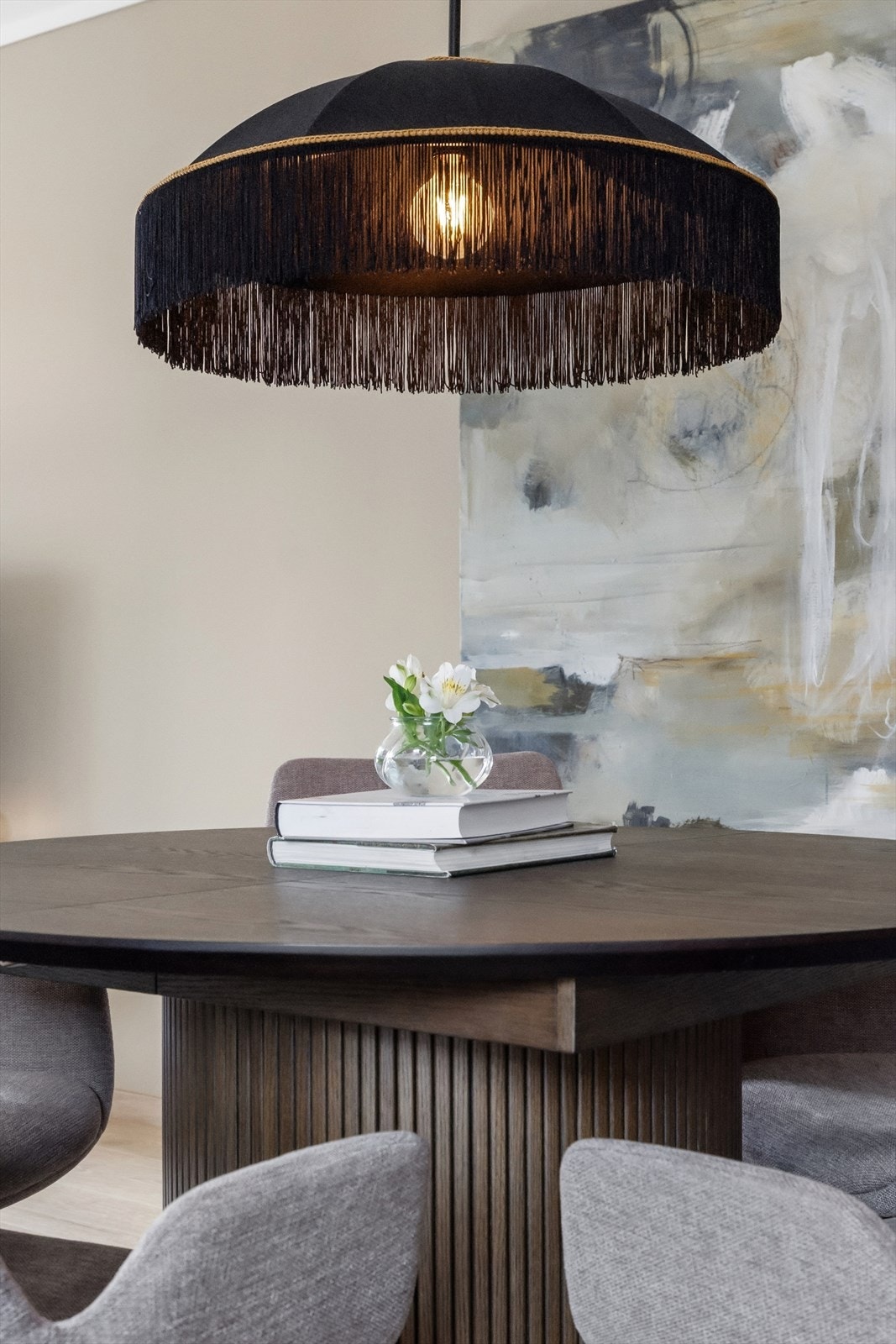 Detaljene er ivaretatt med moderne og stilfulle valg gjennom hele leiligheten. Galleribilde
