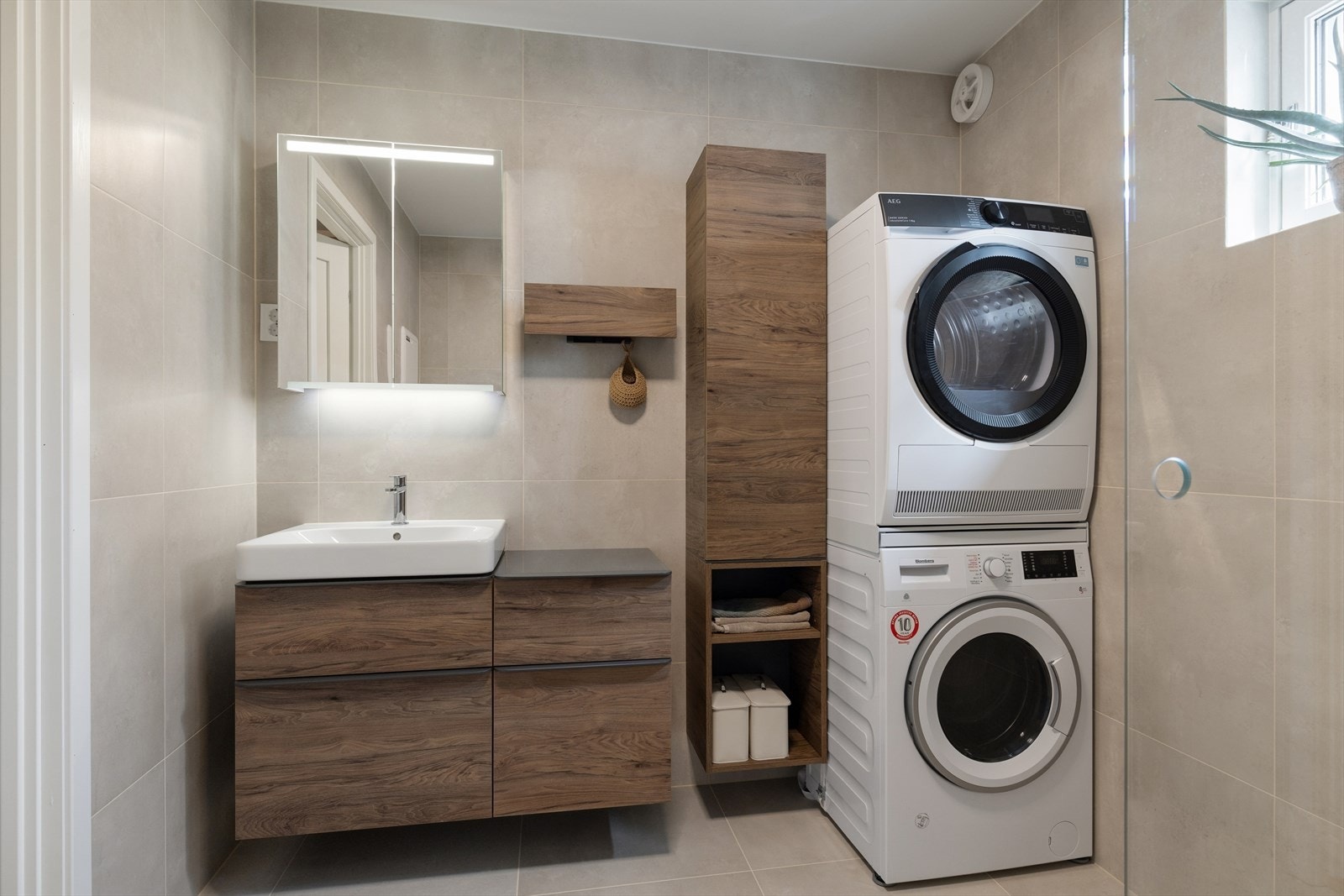 Badet fra 2024 holder moderne og gjennomgående høy standard. Det er ny membran, nye fliser på gulv og vegger samt varmekabler med termostatstyring. Galleribilde