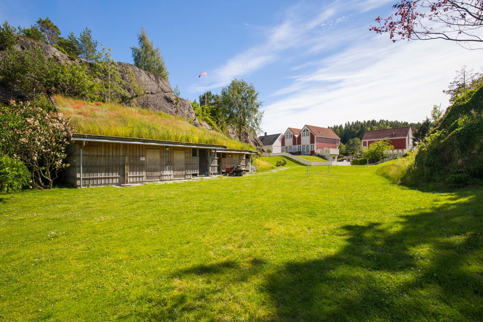 Fellesområdene holdes pent ved like, med gartner som sørger for plenklipp og vedlikehold. Galleribilde
