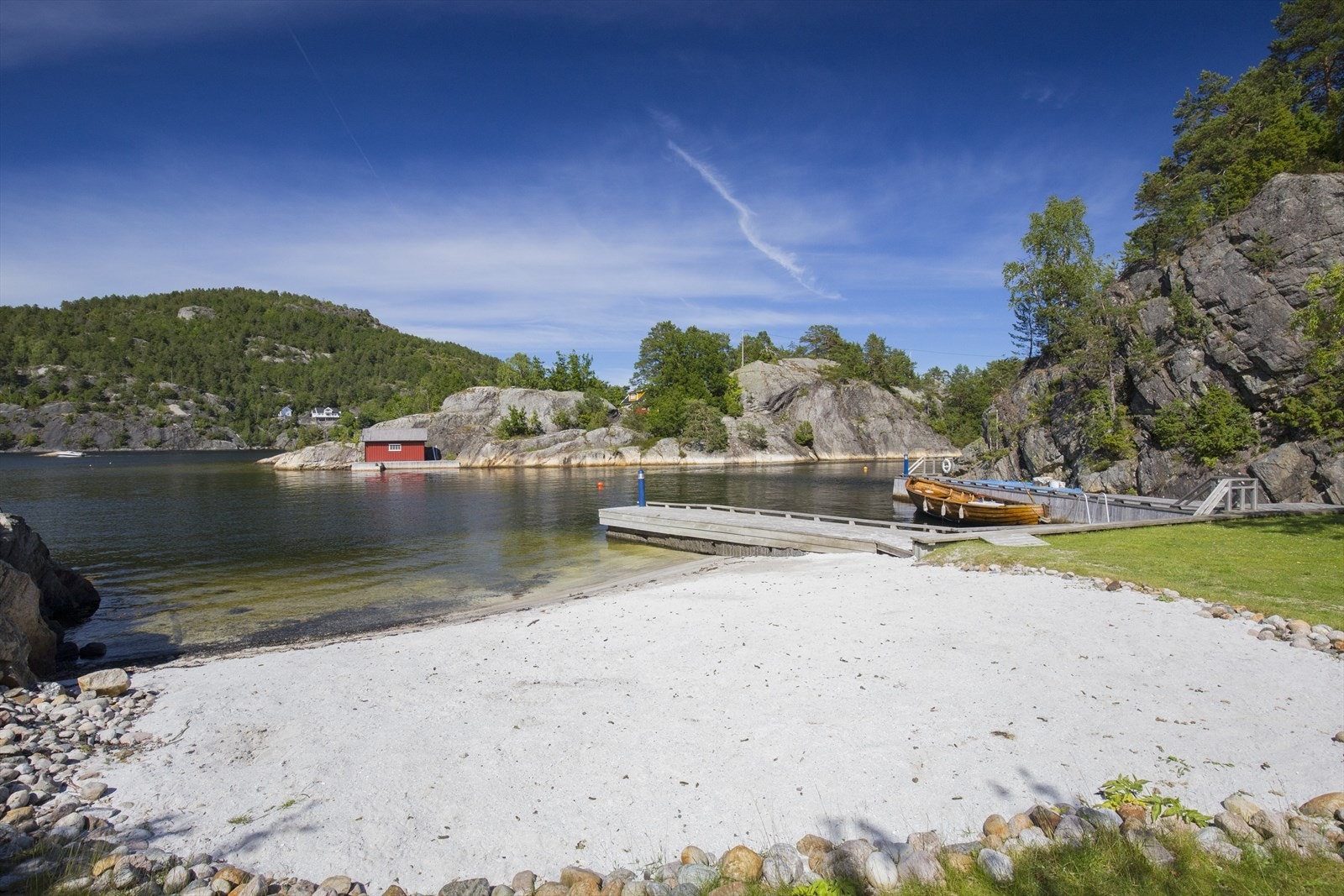 På nordsiden av øya ligger en nydelig, opparbeidet strand med tilhørende grøntområder - ideelt for lek og aktiviteter for både små og store. Galleribilde