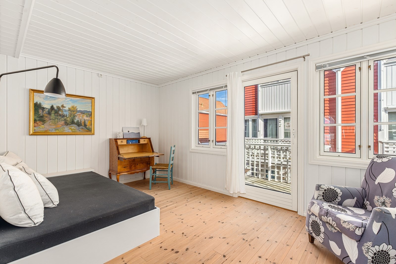 Utgang til nordvendt balkong med kveldssol. Galleribilde