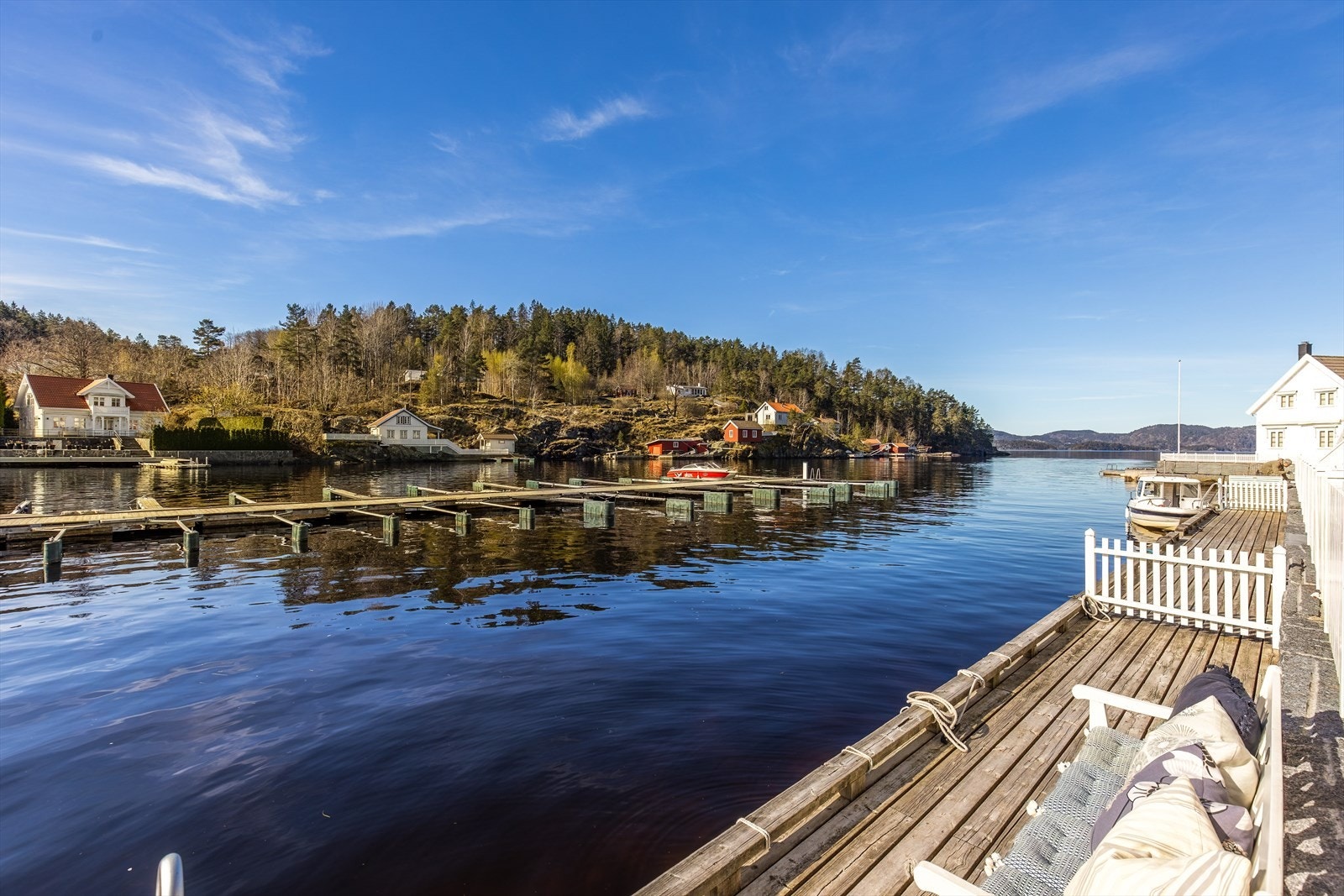Eiendommen disponerer egen brygge med enkel og direkte adkomst fra terrassen. Galleribilde