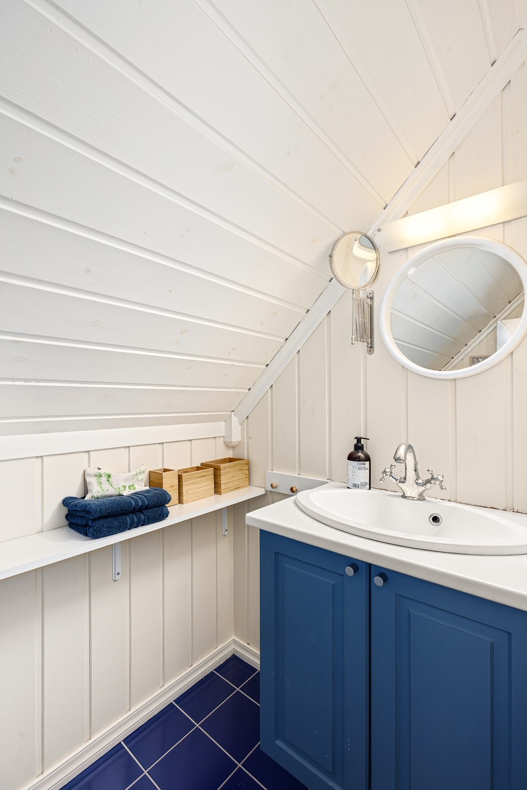 Praktisk ekstra wc-rom i 3. etasje med wc og servant. Galleribilde