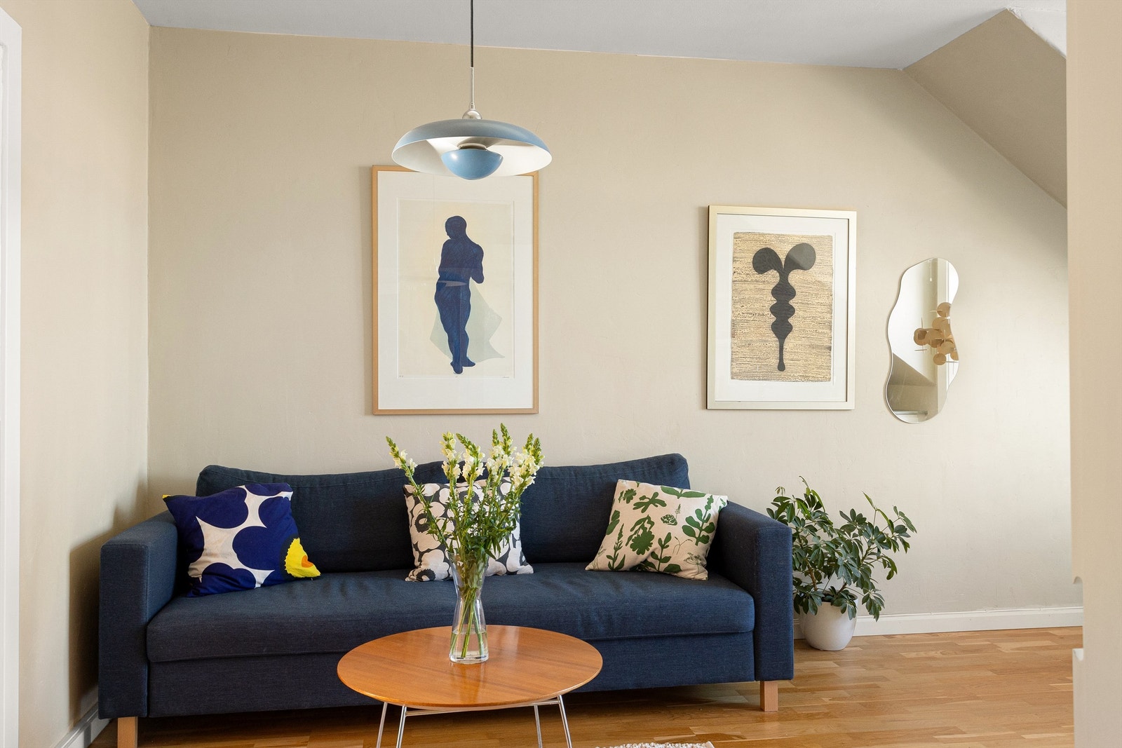 Her er det god plass til sofagruppe og tilhørende salongbord. Galleribilde