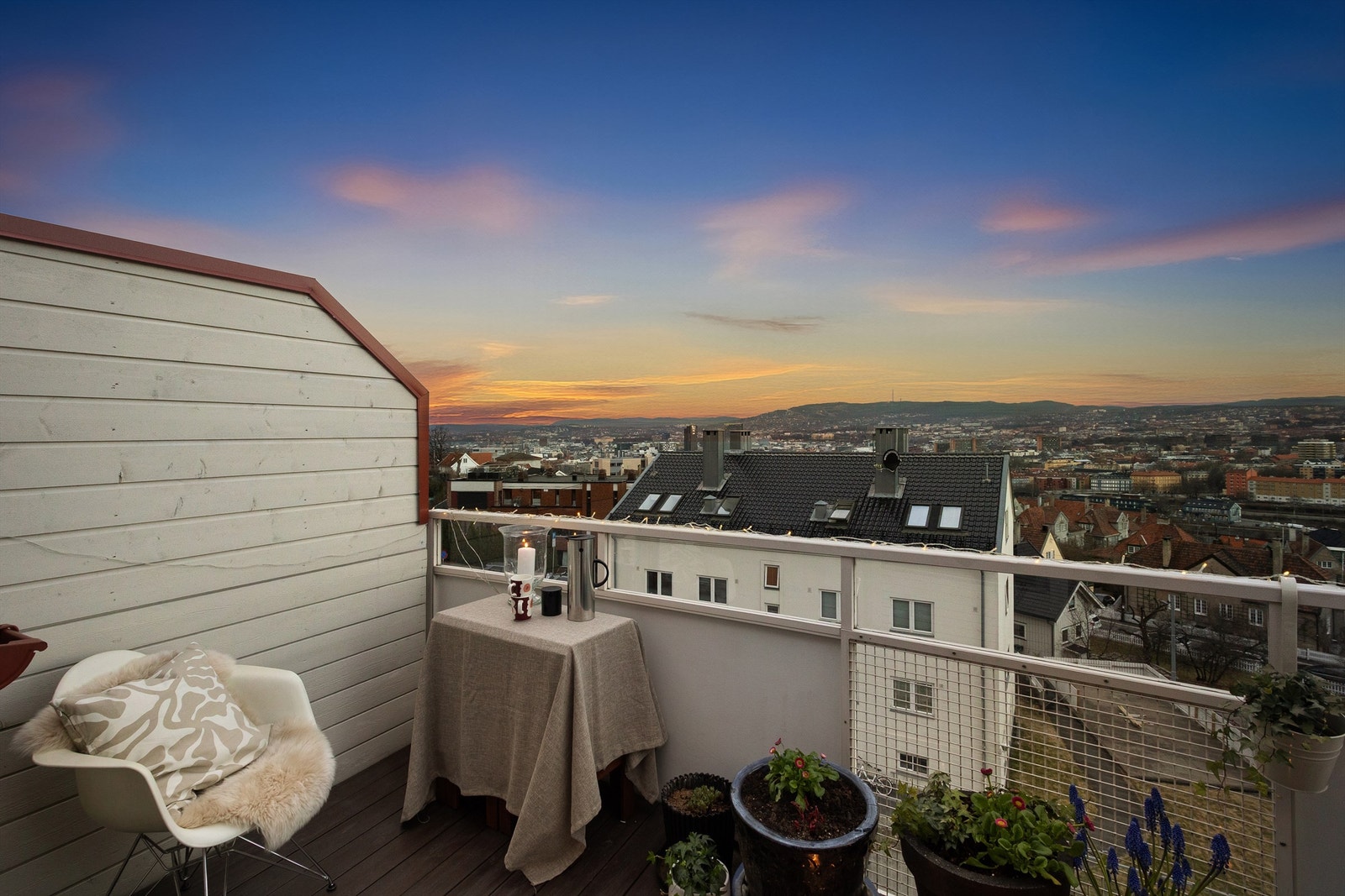 Balkongen er på hele 7 kvm - og kan by på en fantastisk utsikt over hele Oslo by! Galleribilde