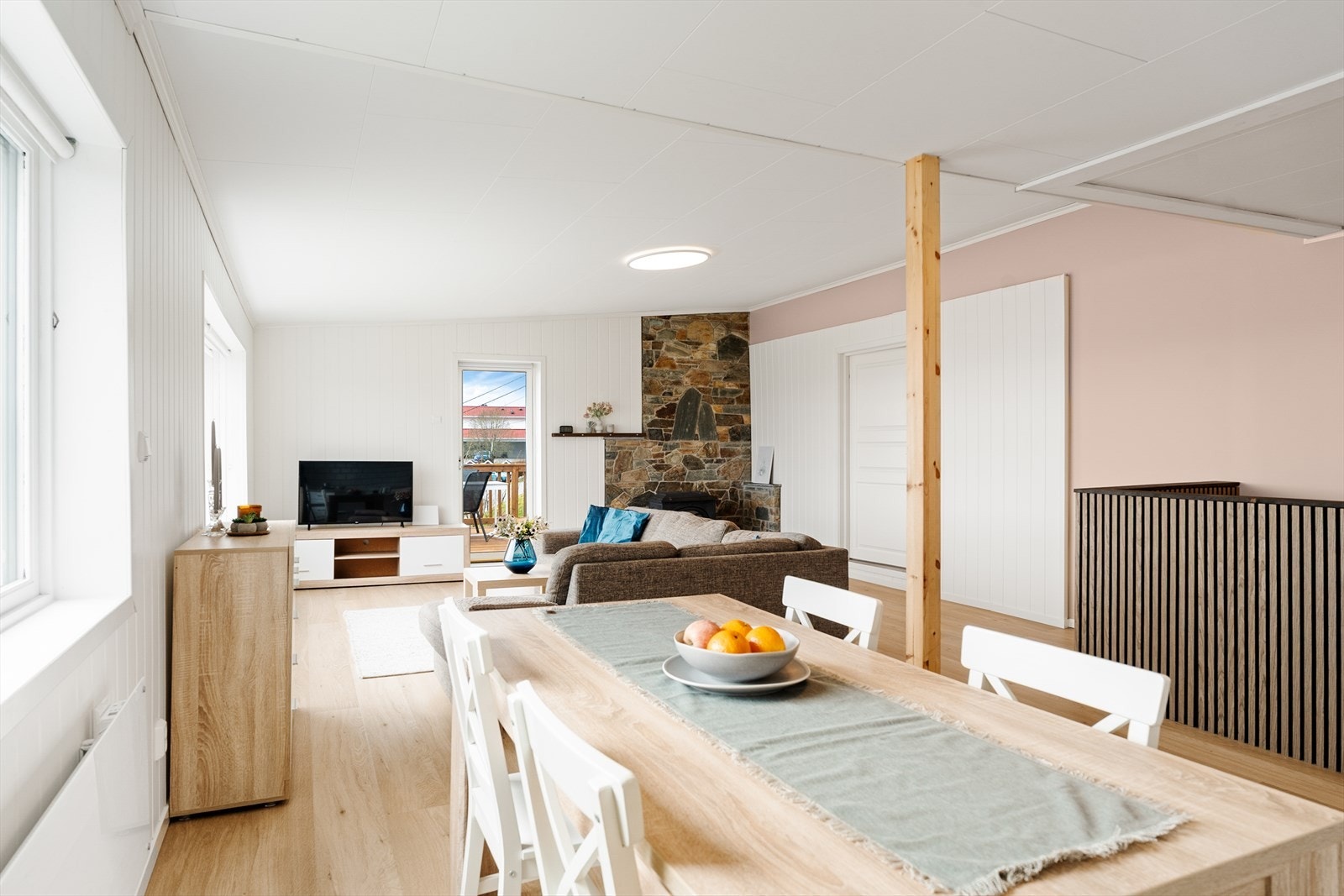 Rommet har flere innredningsmuligheter og god plass til både sofa og spisegruppe. Galleribilde