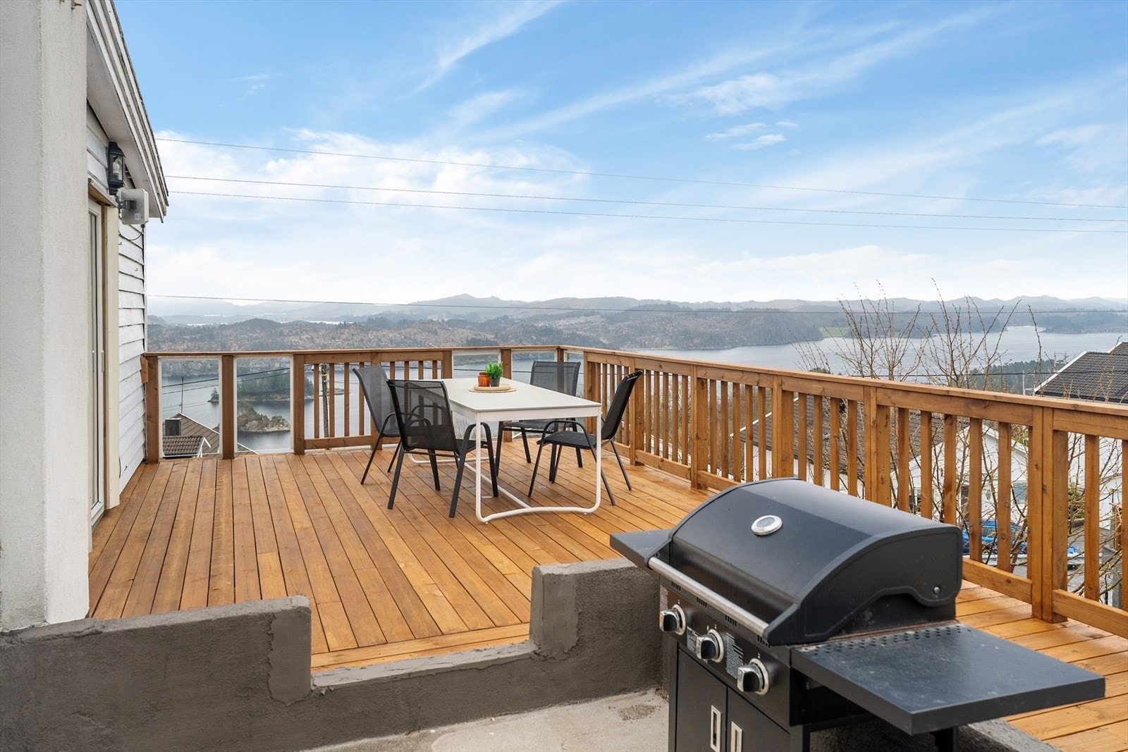 Fra stuen er det utgang til terrasse på hele 38 m2. Fantastisk utsikt og rikelig med plass til utemøbler, grill og potteplanter. Galleribilde
