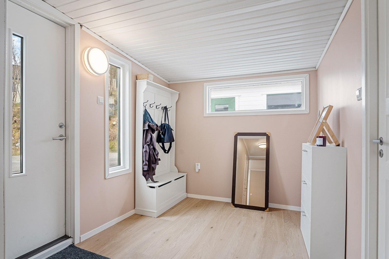 Entréen gir et fint førsteinntrykk. Her er god plass til yttertøy og sko. Galleribilde