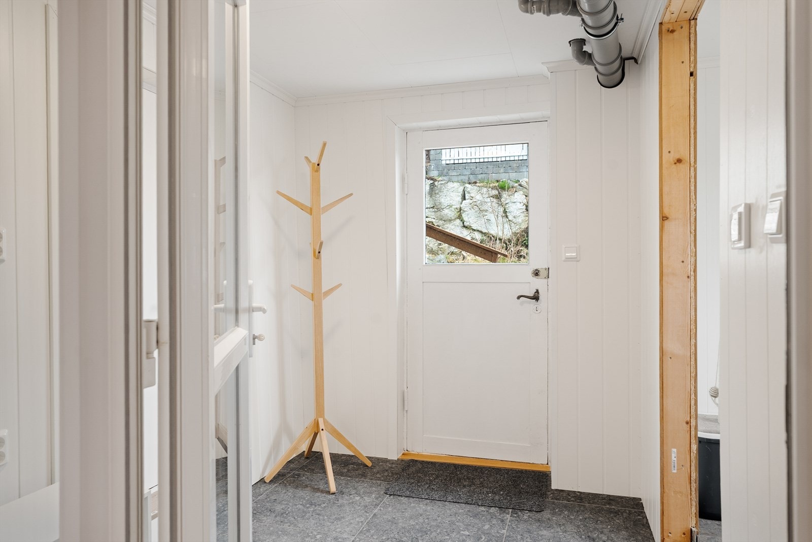 Kjelleretasjen har bi-inngang og entré. Galleribilde