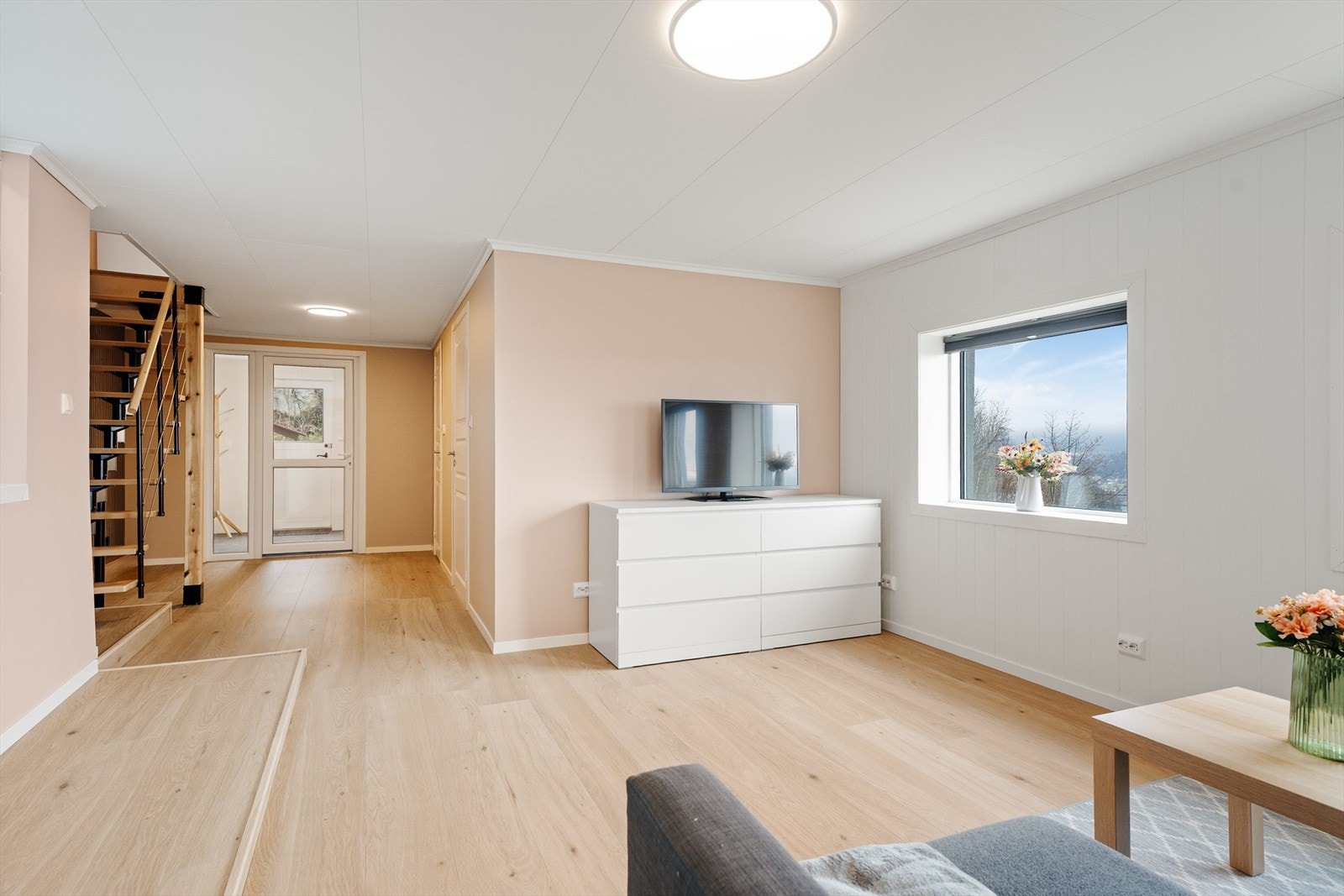 Trivelig kjellerstue med plass til sofagruppe og annet møblement. Galleribilde