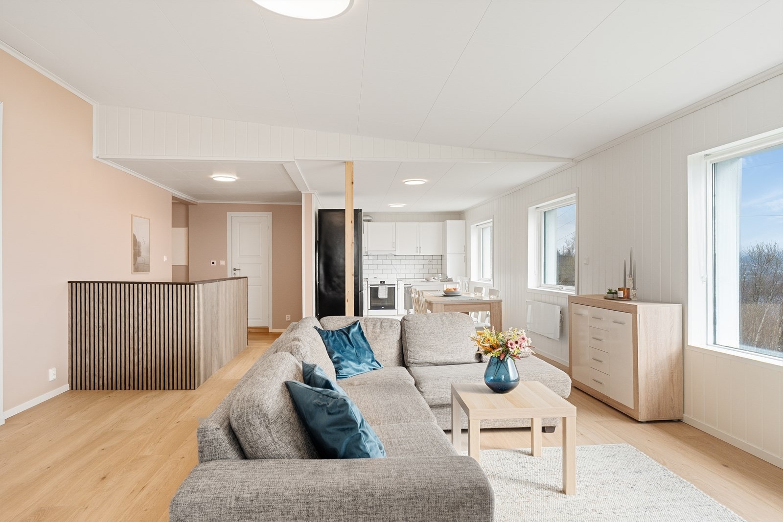 Stue og kjøkken i åpen løsning skaper en romslig og sosial arena. Galleribilde