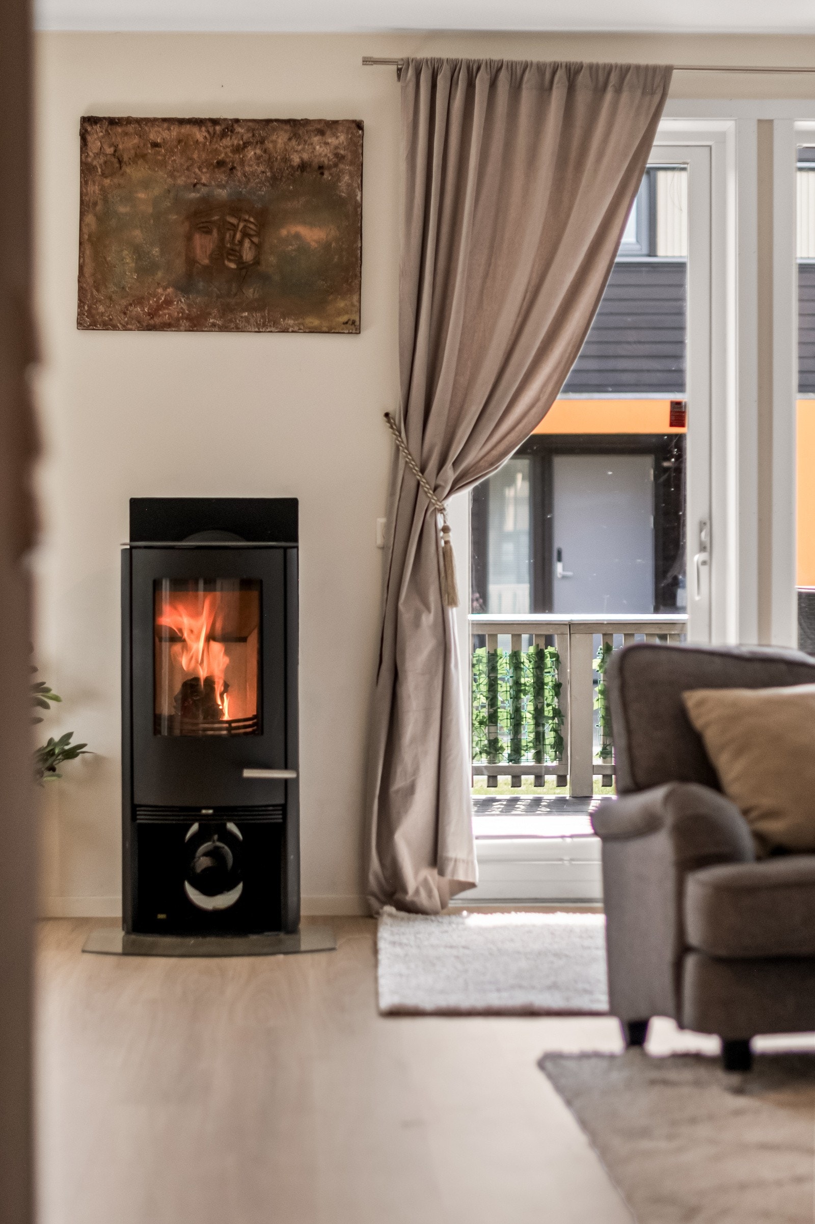 Stemningsfull stue med vedovn som gir både varme og hygge. Galleribilde