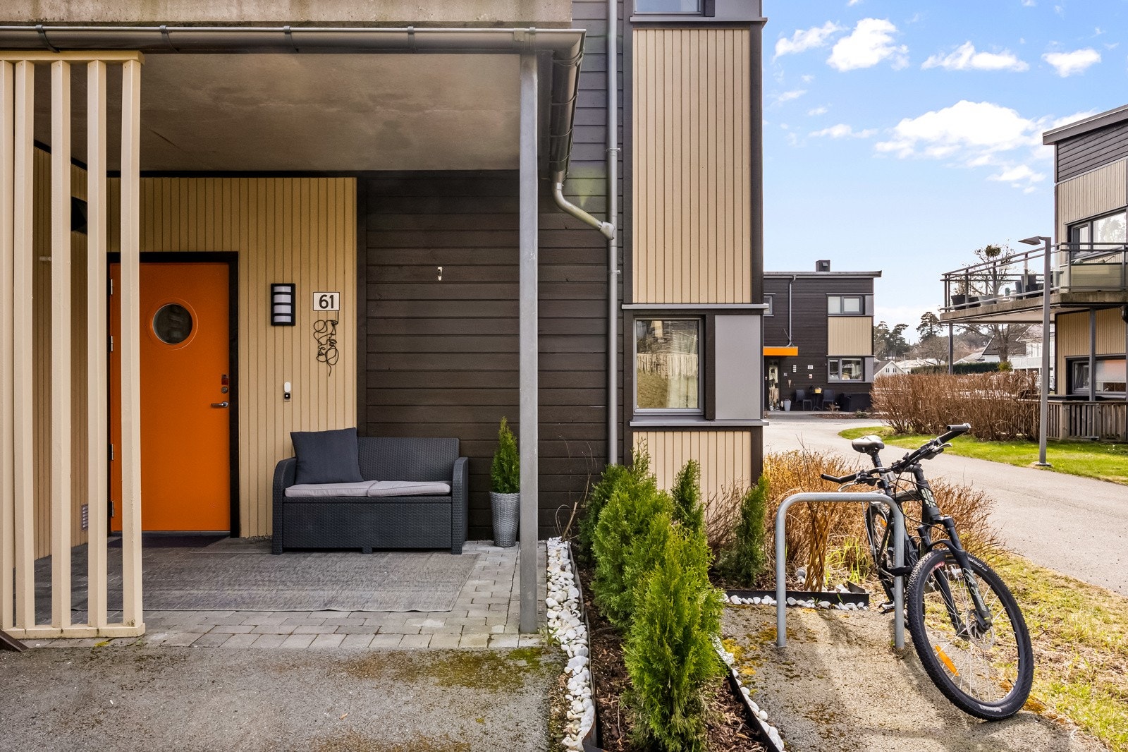 Overbygd inngangsparti med sitteplass gir et hyggelig førsteinntrykk og god plass til oppbevaring av sykler og diverse. Det er ny inngangsdør i 2025. Galleribilde