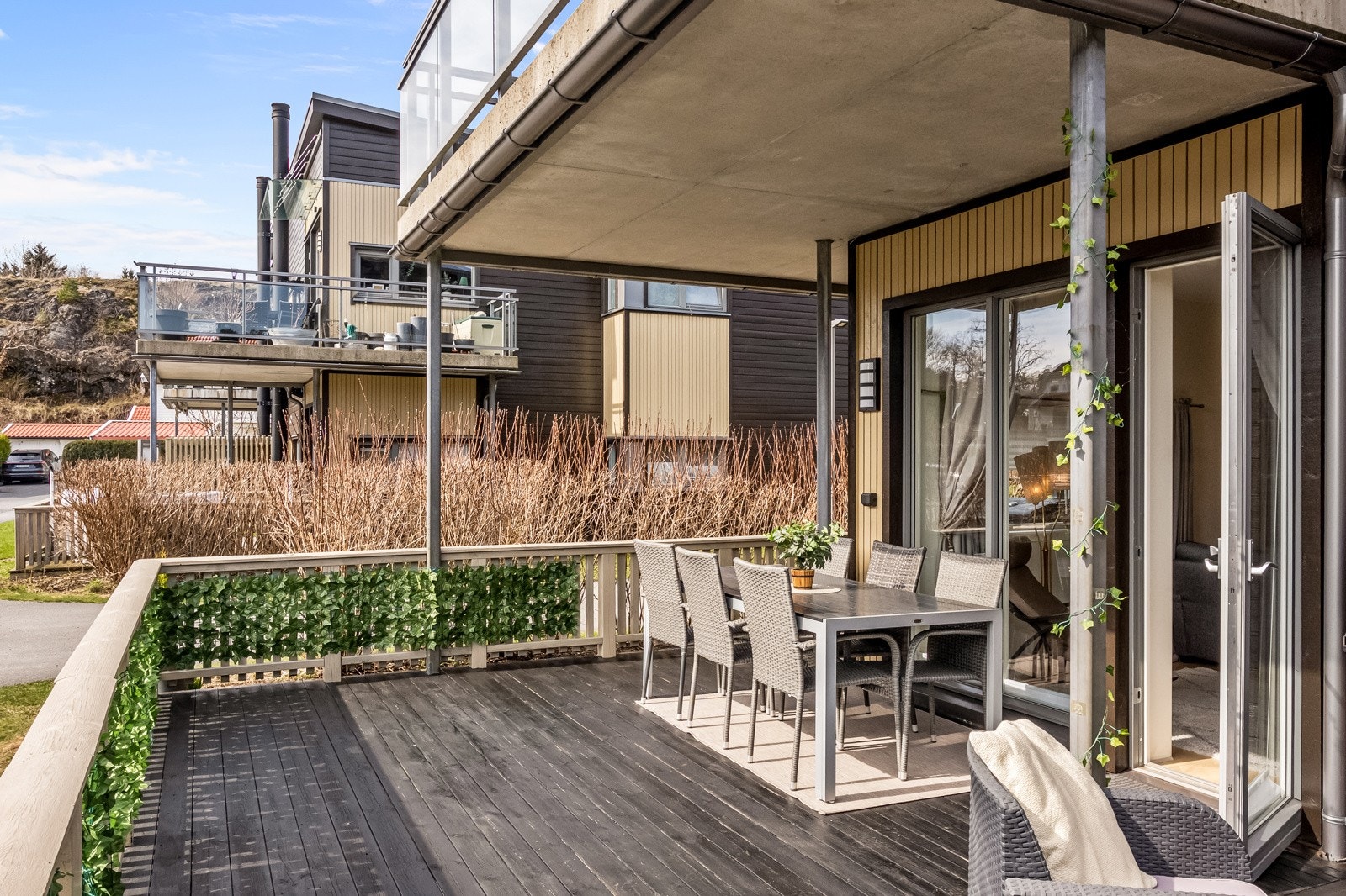 Romslig og delvis overbygd og nybeiset terrasse med god plass til spisegruppe, som forlenger oppholdsrommet utendørs i sommerhalvåret. Galleribilde