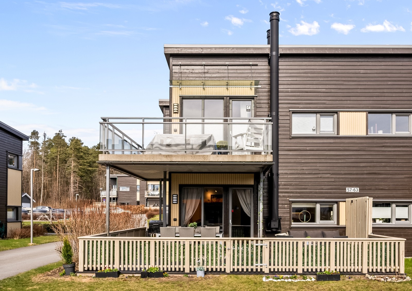 Boligen er en del av et attraktivt sameie med gjennomført arkitektur, private uteplasser og gode solforhold. Galleribilde