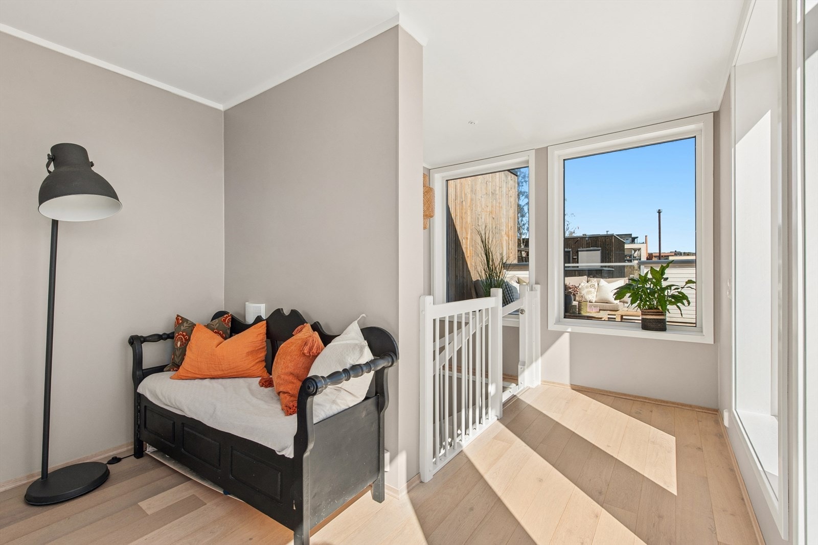 Trappeløpet opp til tredje etasje leder til en lys og åpen loftstue på 23 m². Galleribilde