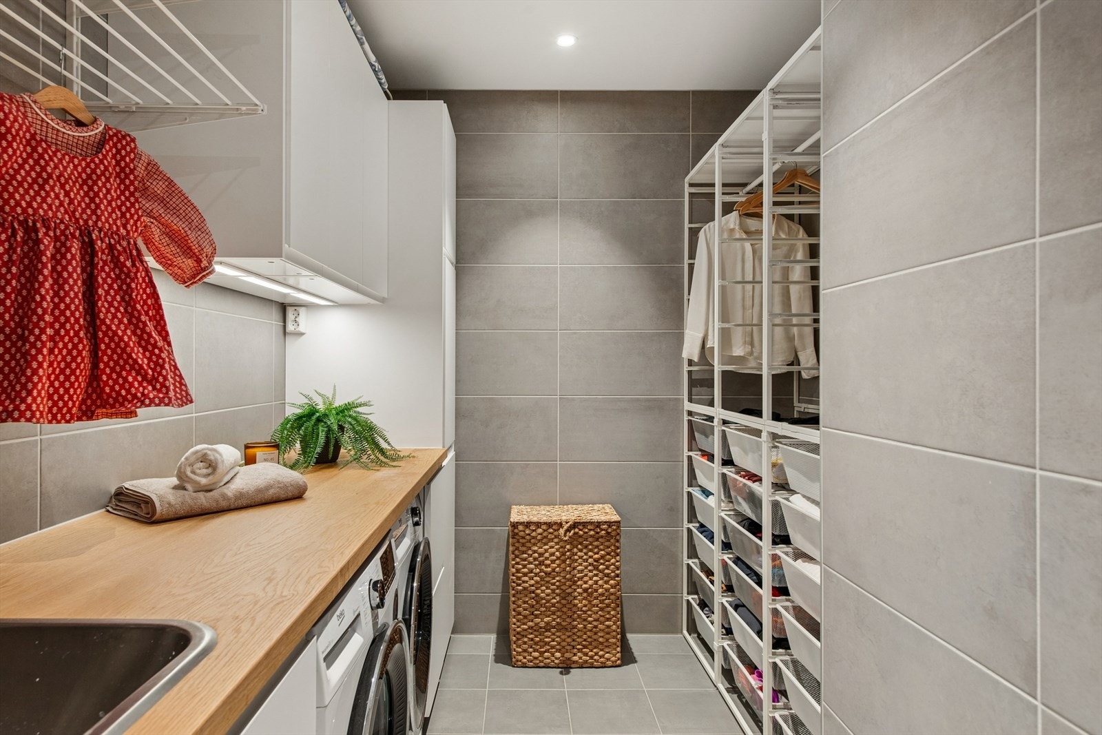 I tilknytning til badet i kjelleren er det et praktisk vaskerom med benkeplate, vaskekum og opplegg for vaskemaskin og tørketrommel. Galleribilde
