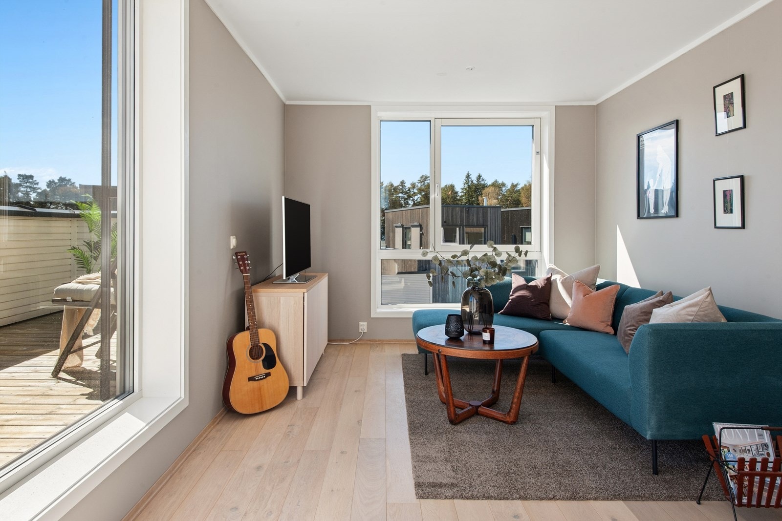 Loftstuen i tredje etasje er et lyst og allsidig rom med utgang til takterrassen. Galleribilde
