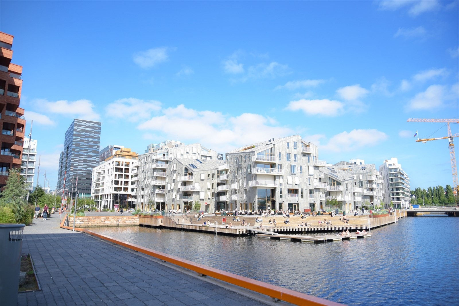 Bjørvika som byr på mange spennende spisesteder og bademuligheter. Galleribilde