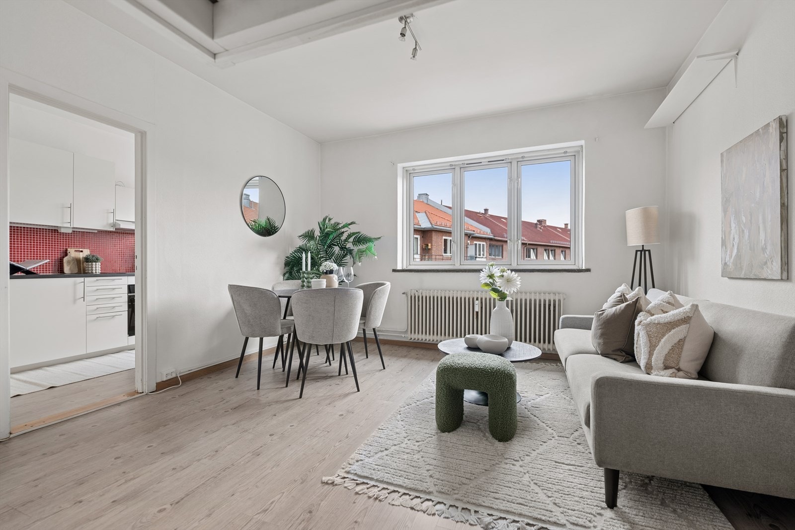Stuen har plass til flere møbleringsmuligheter for å skape den stuen du selv ønsker. Her er det et stort vindu som slipper inn mye naturlig lys og skaper en god atmosfære i rommet. Galleribilde