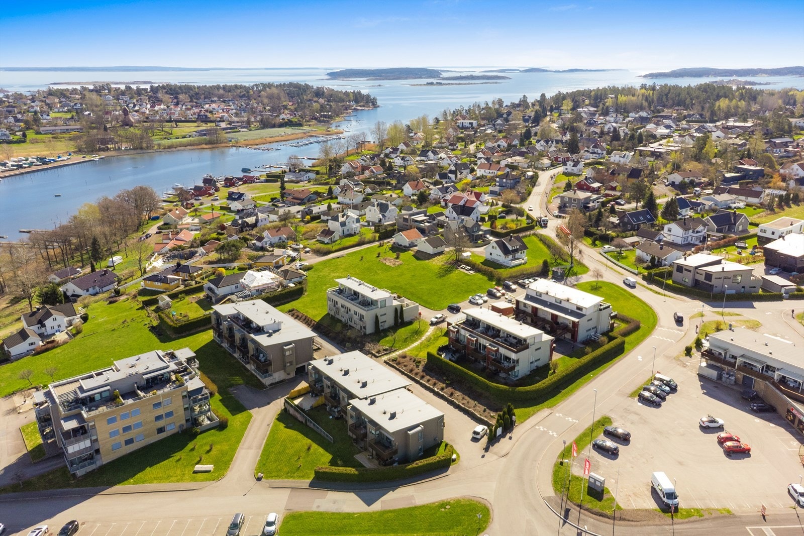 Området byr på flotte rekreasjonsmuligheter, med nærhet til Føynlandskogen og populære Fjærholmen, som har både langgrunn strand, lekeområder og båthavn. Galleribilde