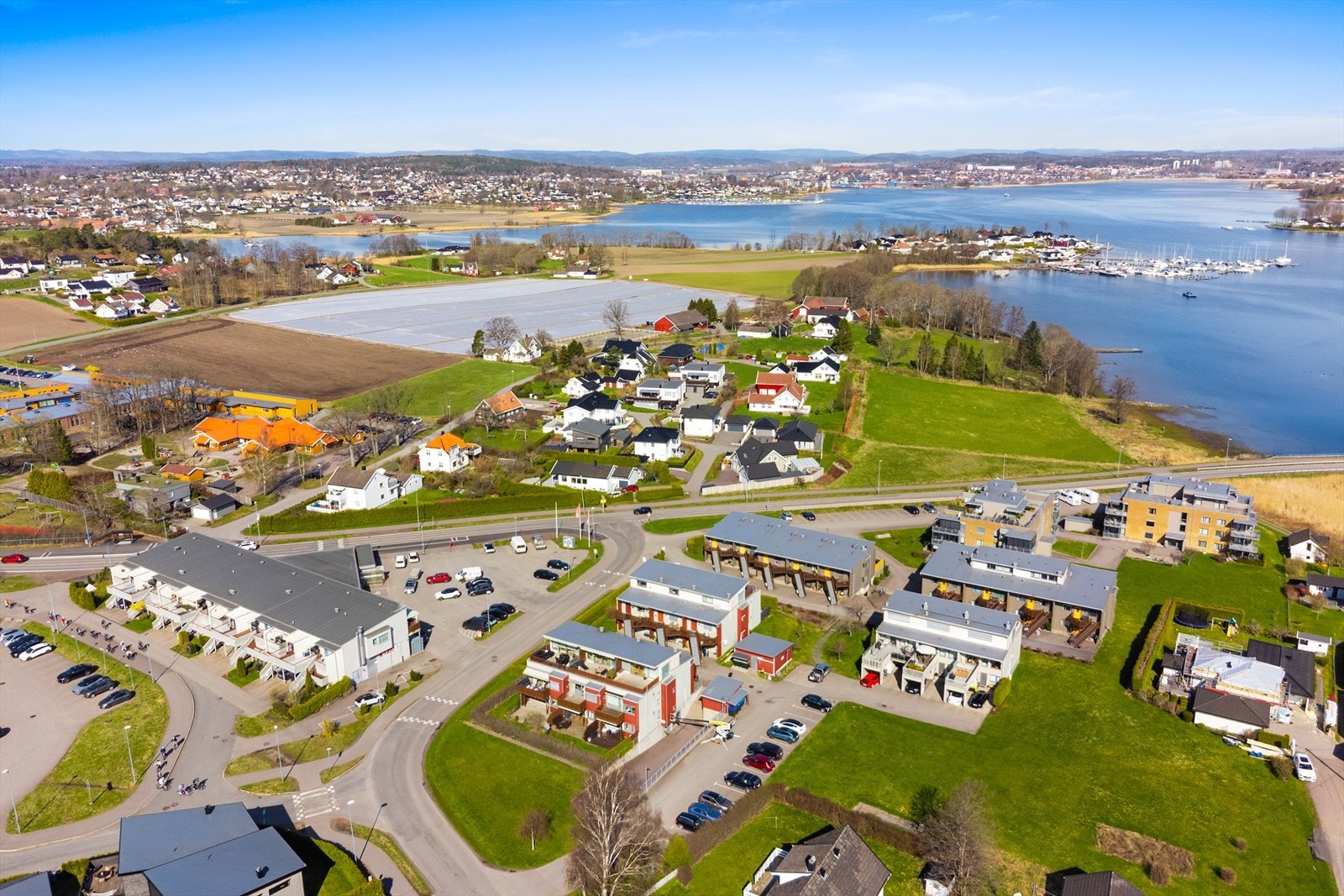 For den aktive er det gode tilbud innen både fotball, golf og seiling, med idrettsanlegg på Husøy og Borgheim. Galleribilde