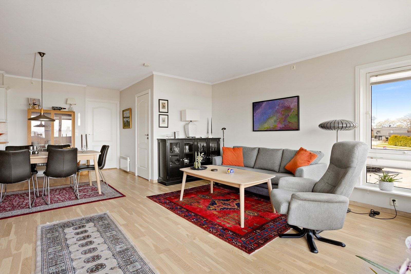 Stuen har gode møbleringsmuligheter med plass til både sofagruppe, spisebord og øvrig møblement. Galleribilde