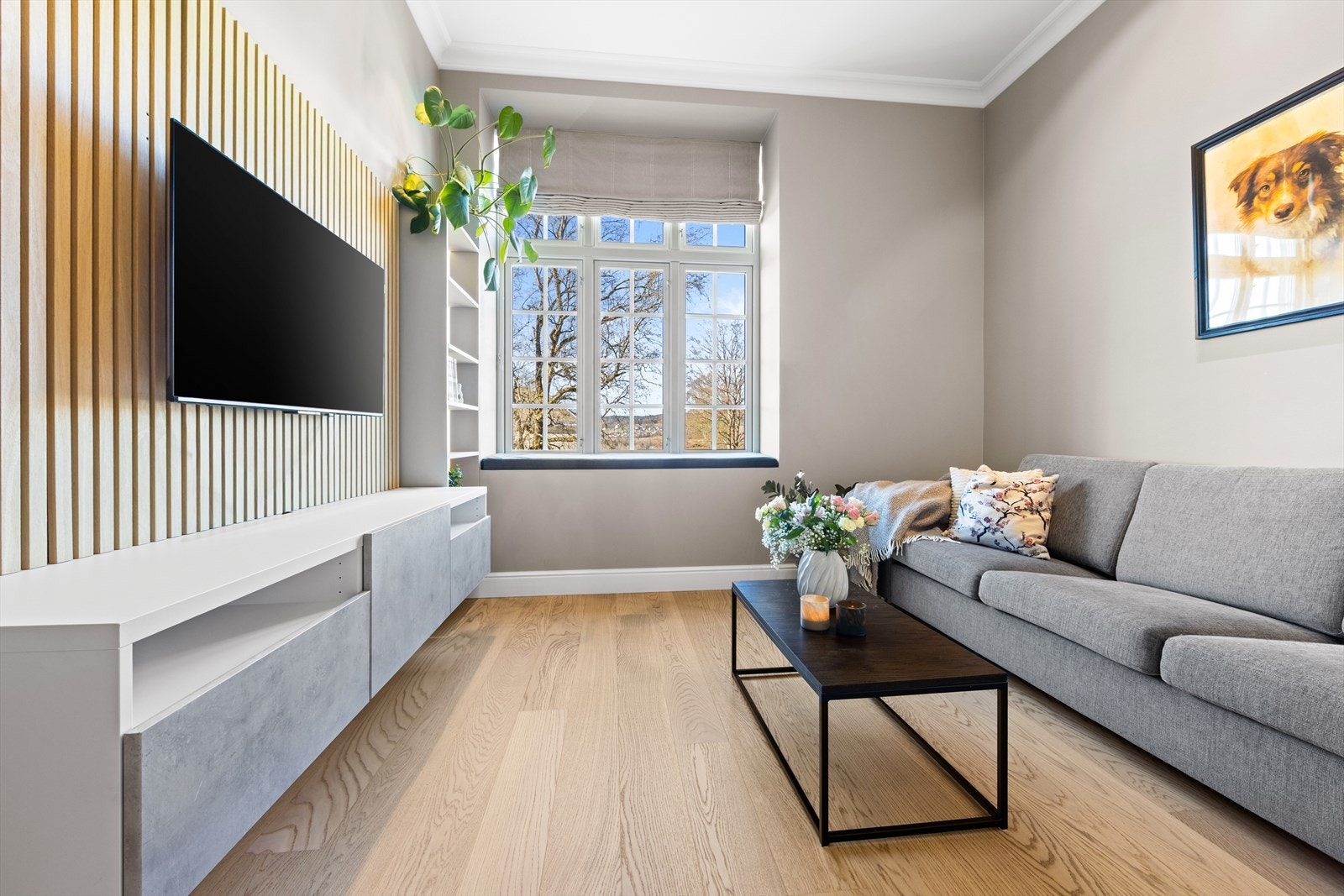 Lys og fin stue med plass for sofagruppe og tilhørende tv-møblement Galleribilde