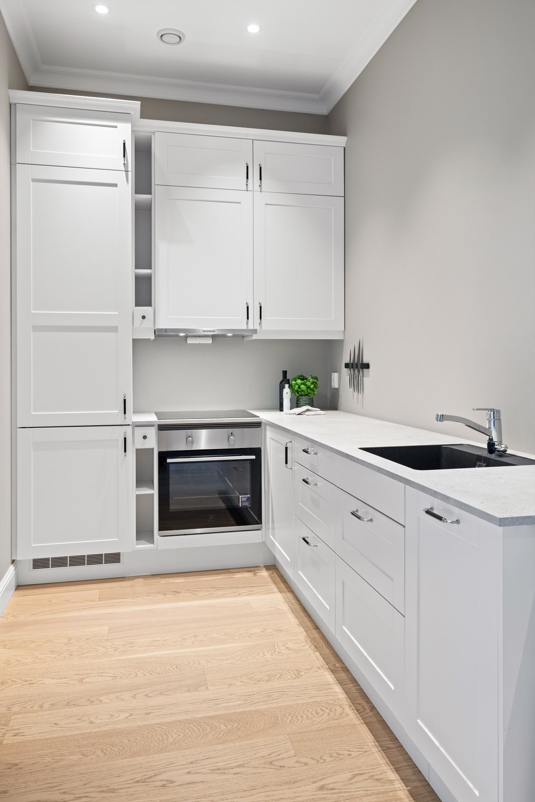 Frontene er profilerte og benkeplaten er i slitesterk laminat Galleribilde