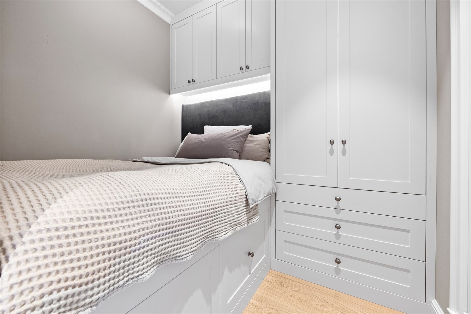 Lekker plassbygd innredning til seng og garderobe Galleribilde