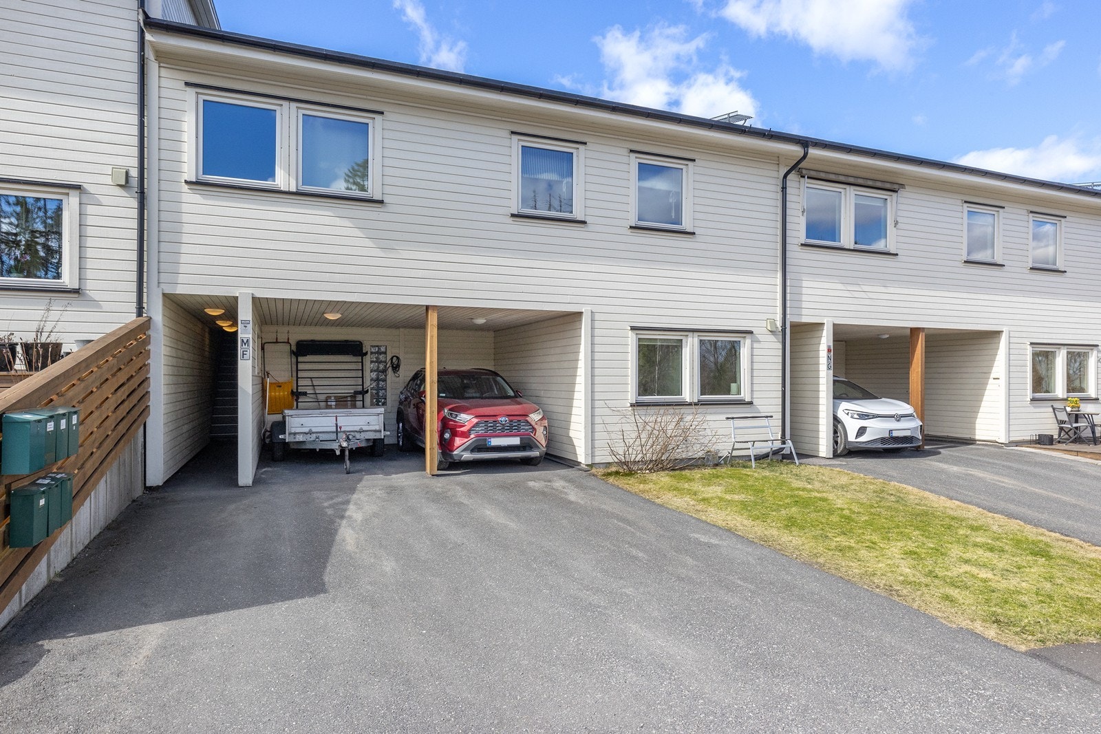 I tillegg til garasjeplass disponerer seksjonen en carport på ca. 12 m² ved inngangspartiet. Galleribilde