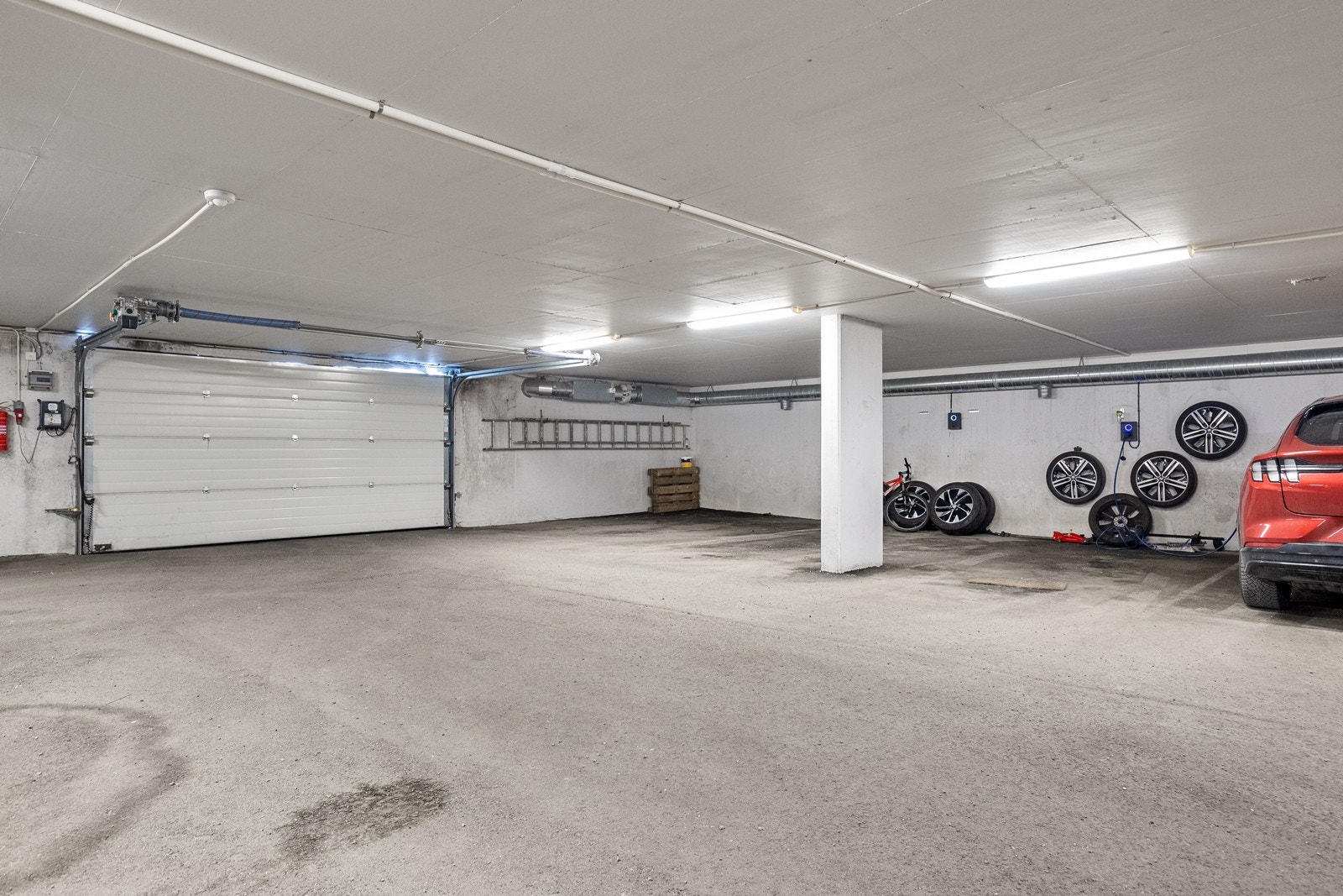 Det medfølger en fast biloppstillingsplass i felles garasjeanlegg i kjelleren, utstyrt med elbillader. Galleribilde