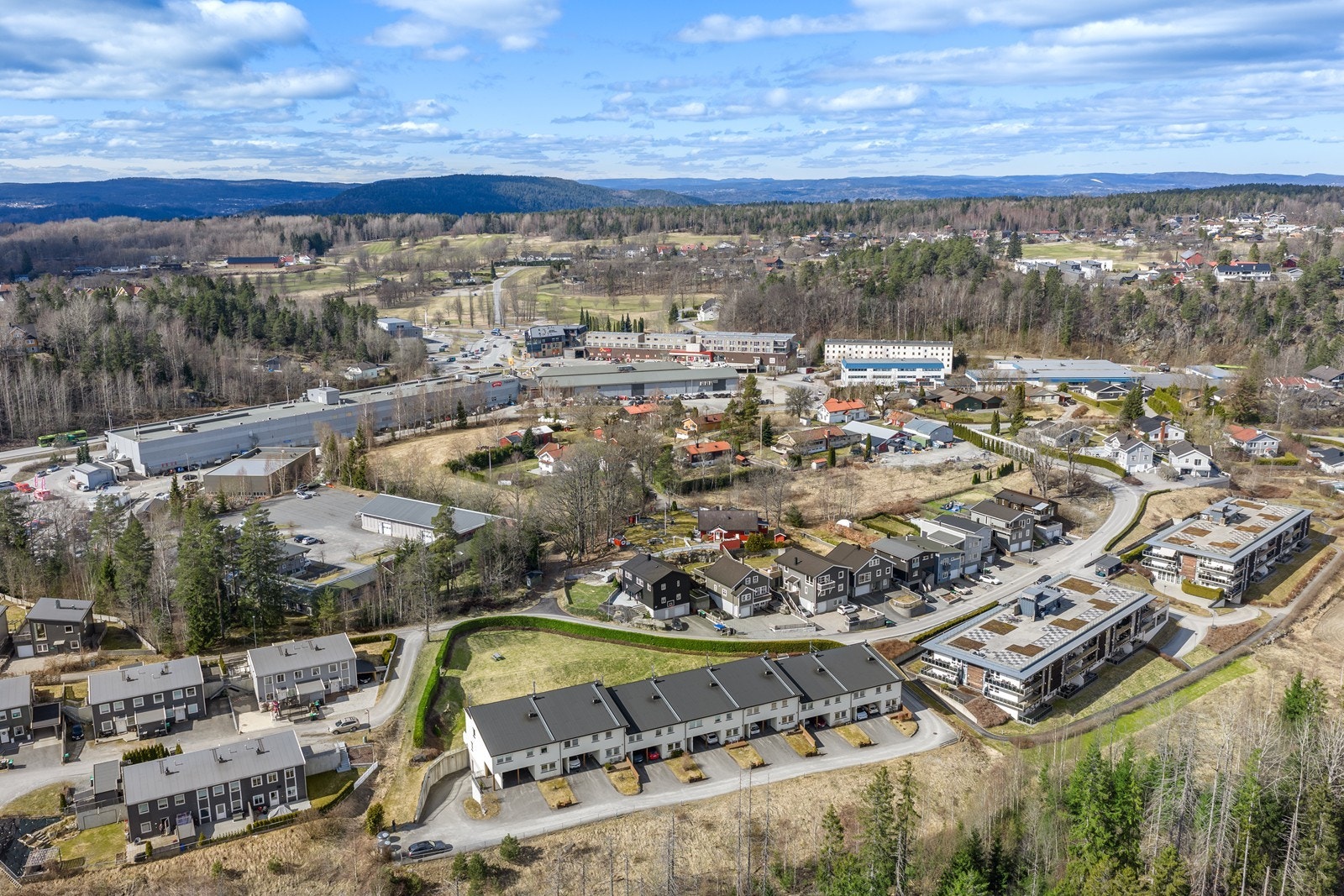 Fra Bringebærhagen er det kort gangavstand til Drøbak City med butikker, buss, treningssentre og servicetilbud. Galleribilde
