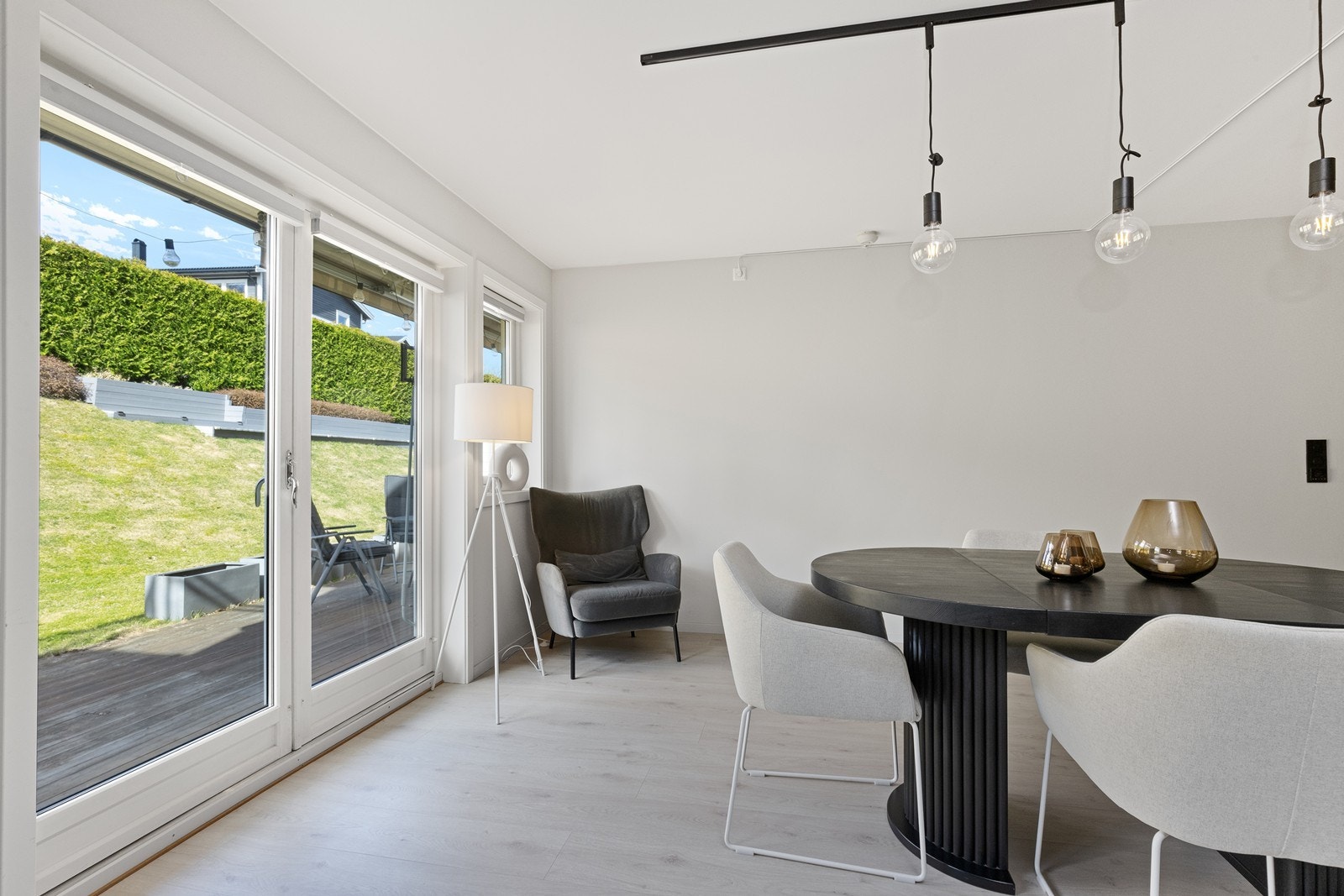 Den tofløyede terrassedøren slipper inn rikelig med lys og gir en sømløs overgang til uteplassen. Plissè gardiner på alle vinduer. Galleribilde