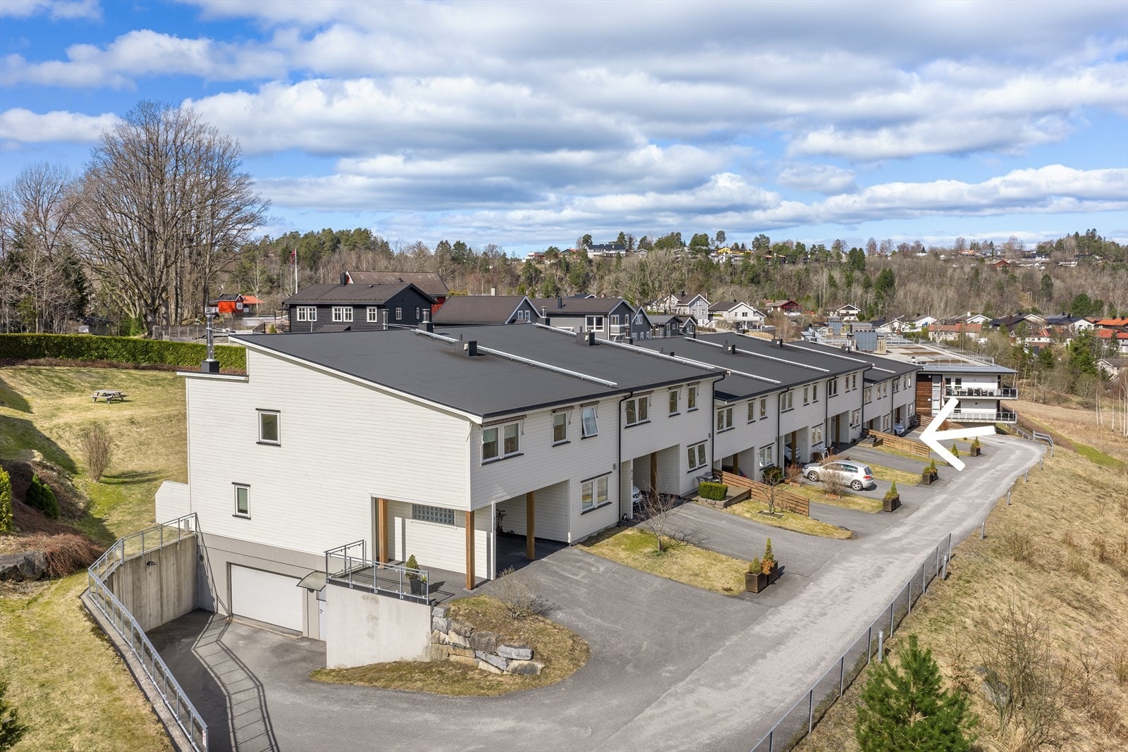 Leiligheten ligger i et rolig og etablert boligområde i Bringebærhagen, oppført i 2012. Galleribilde