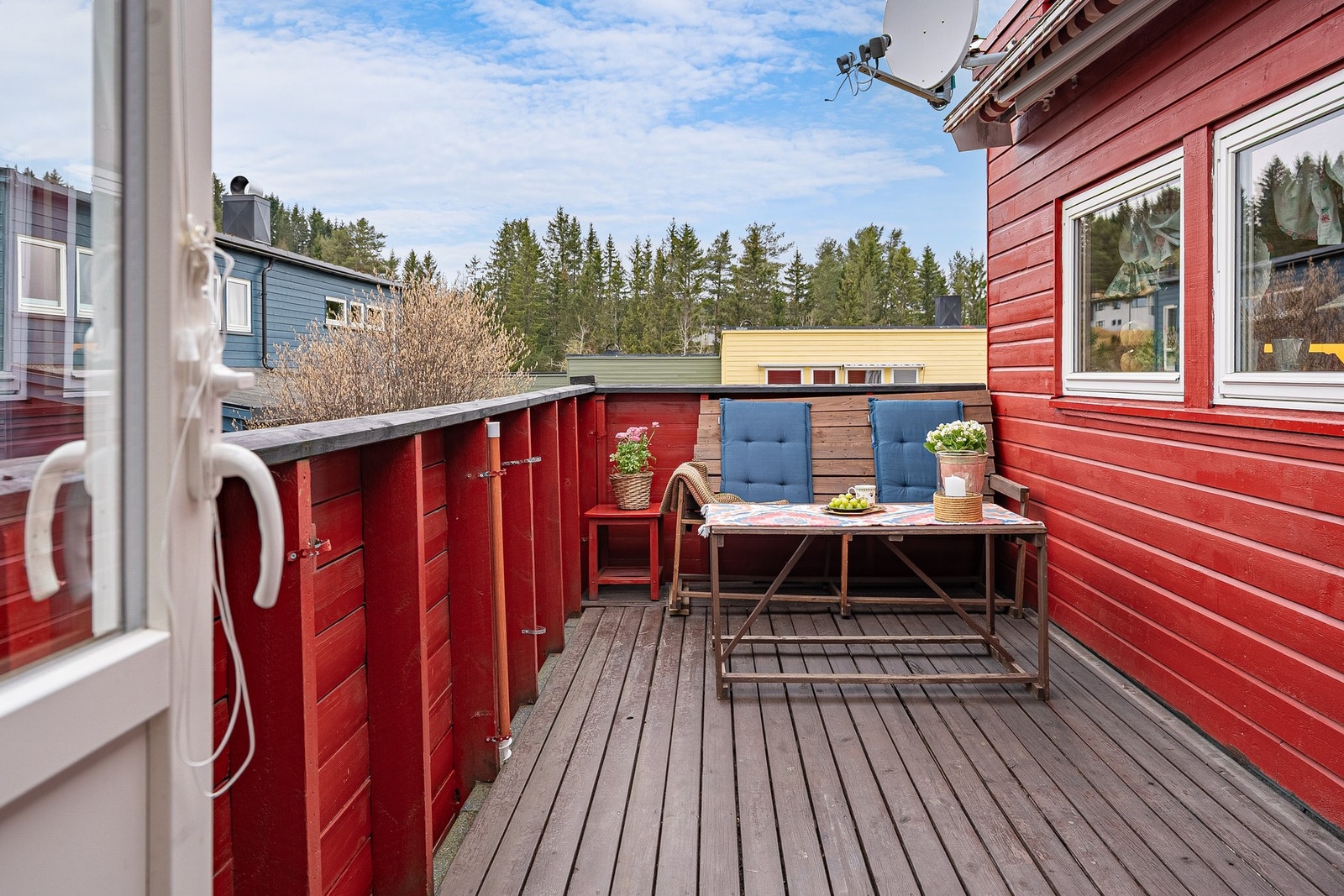 Fra stuen er det utgang til to balkonger med lang solgang. Galleribilde