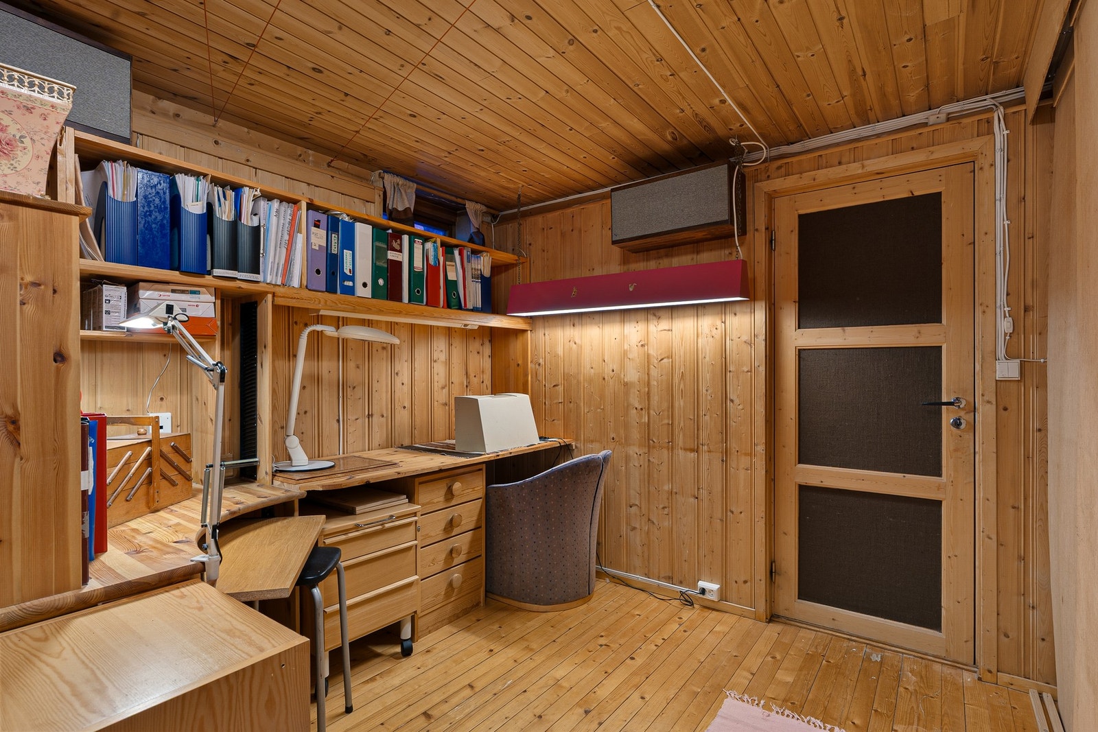 Kjelleren består av stort hobbyrom på 21 kvm., eget vaskerom og svært god lagringsplass i boder. Galleribilde