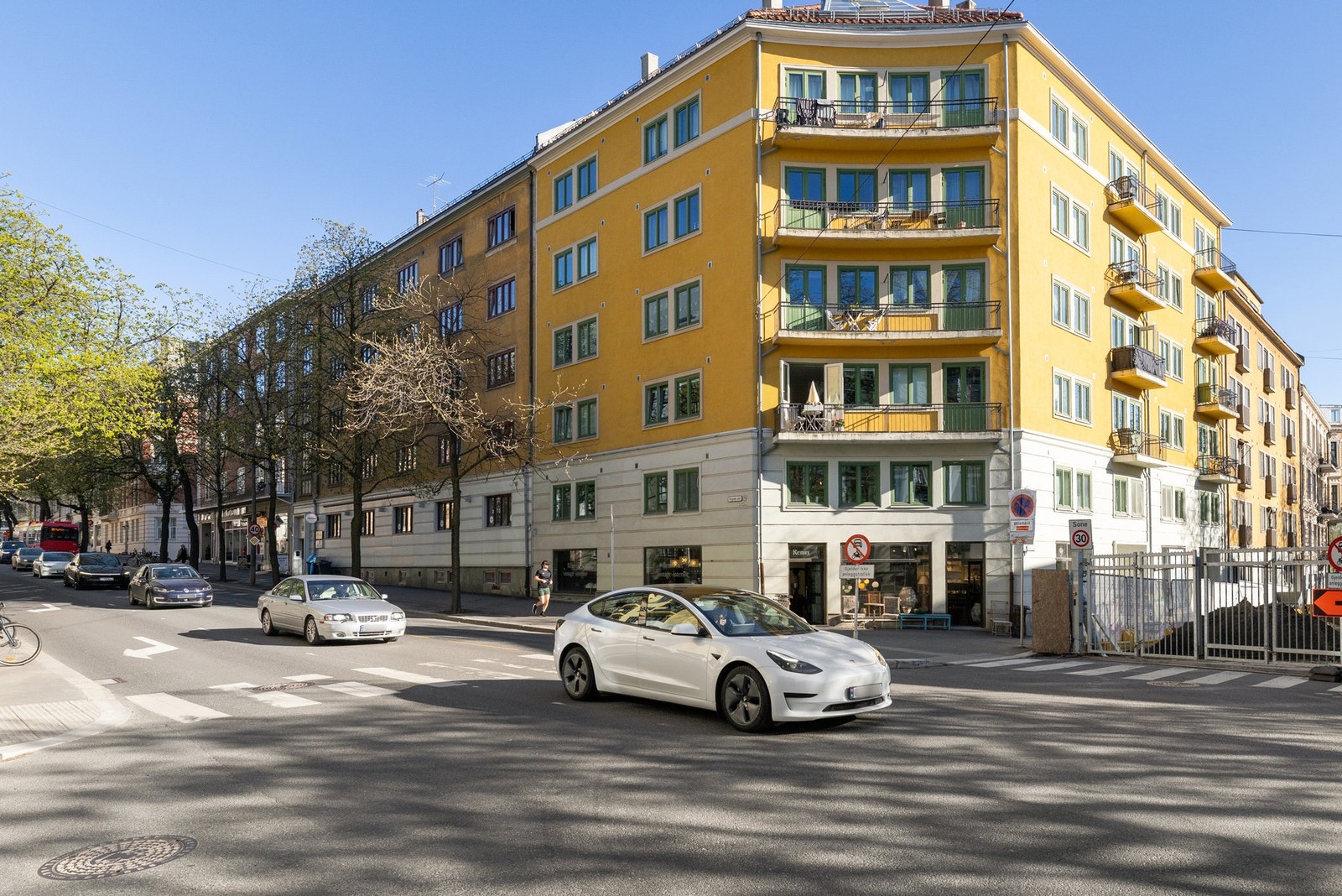 Vakker hjørnegård fra 1931 med etterspurt beliggenhet. Galleribilde