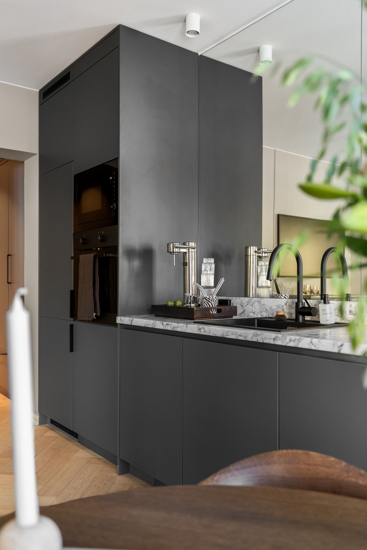 Nytt og lekkert kjøkken i 2022 med backsplash benkeplate og innfelte stikkontakter. Galleribilde