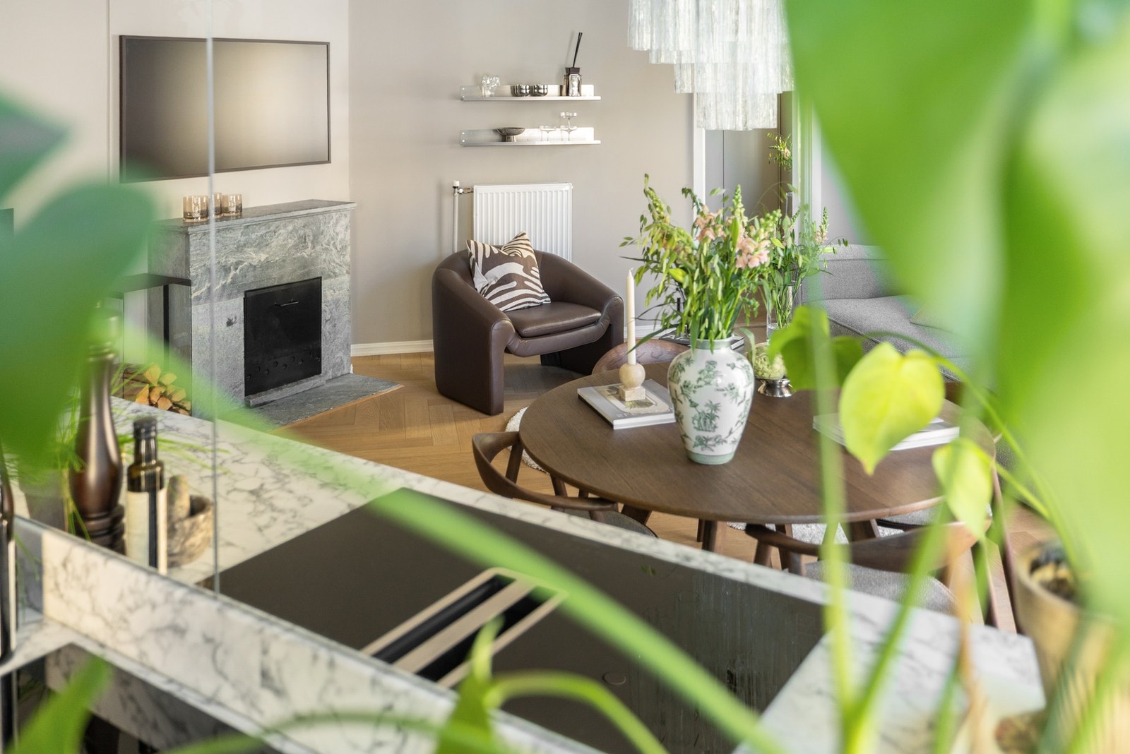 Stilren og påkostet platetopp med integrert ventilator. Galleribilde