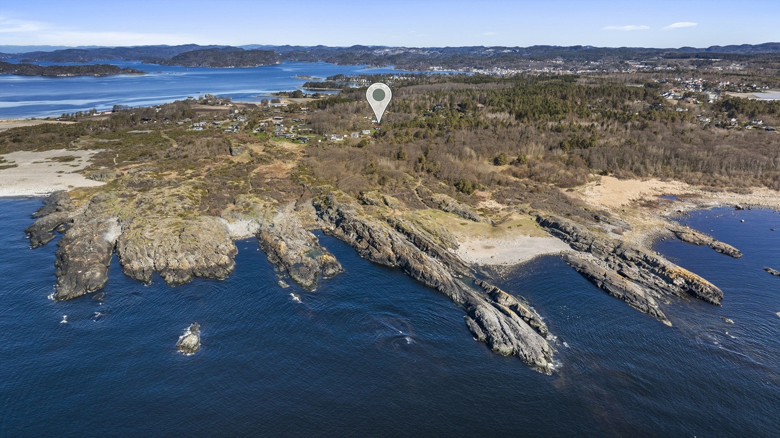 Den unike kystlinjen byr på flotte naturopplevelser året rundt. Om det skulle friste med et bad finnes det flere flotte bademuligheter i nærområdet. Galleribilde