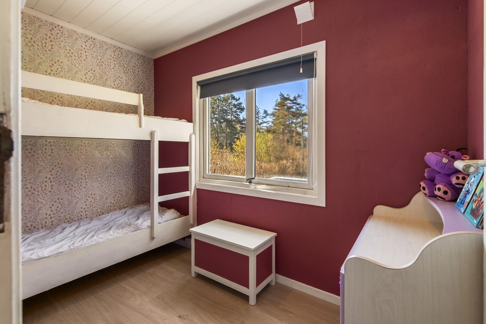 Hytta har tre soverom som gir fleksible soveplasser for familie og gjester. Galleribilde