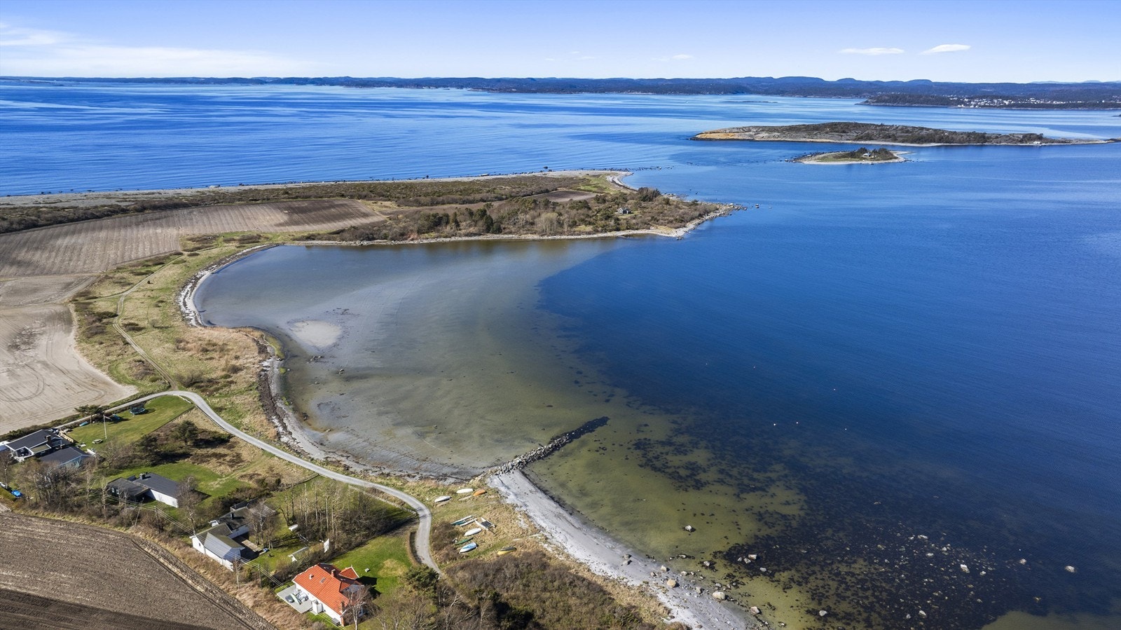 Turopplevelsene starter rett utenfor hytteveggen. Området er et eldorado for turgåere, med Kyststien som strekker seg 35 km fra Helgeroa til Stavern. Galleribilde